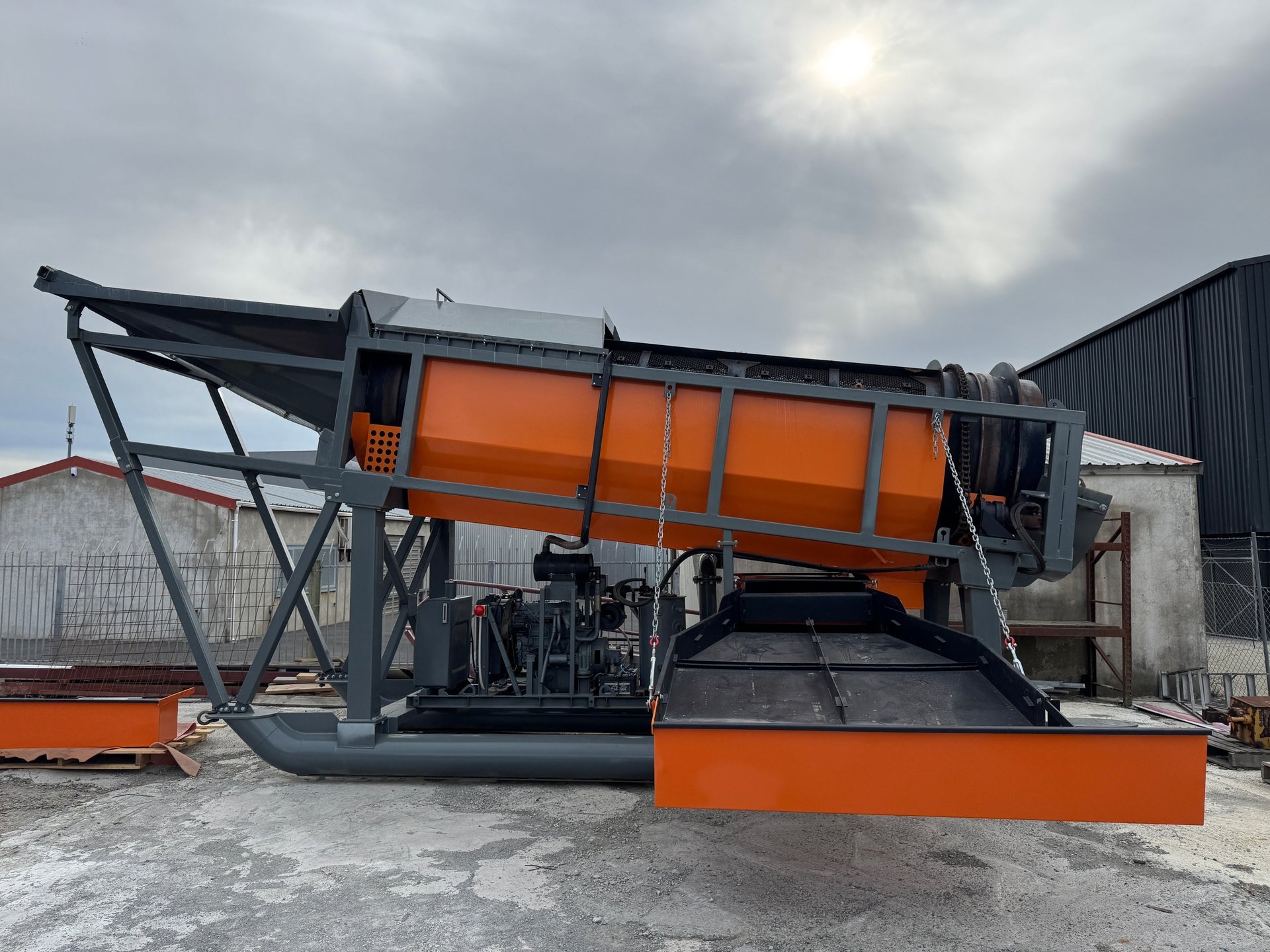 gray giant construction vehicle on