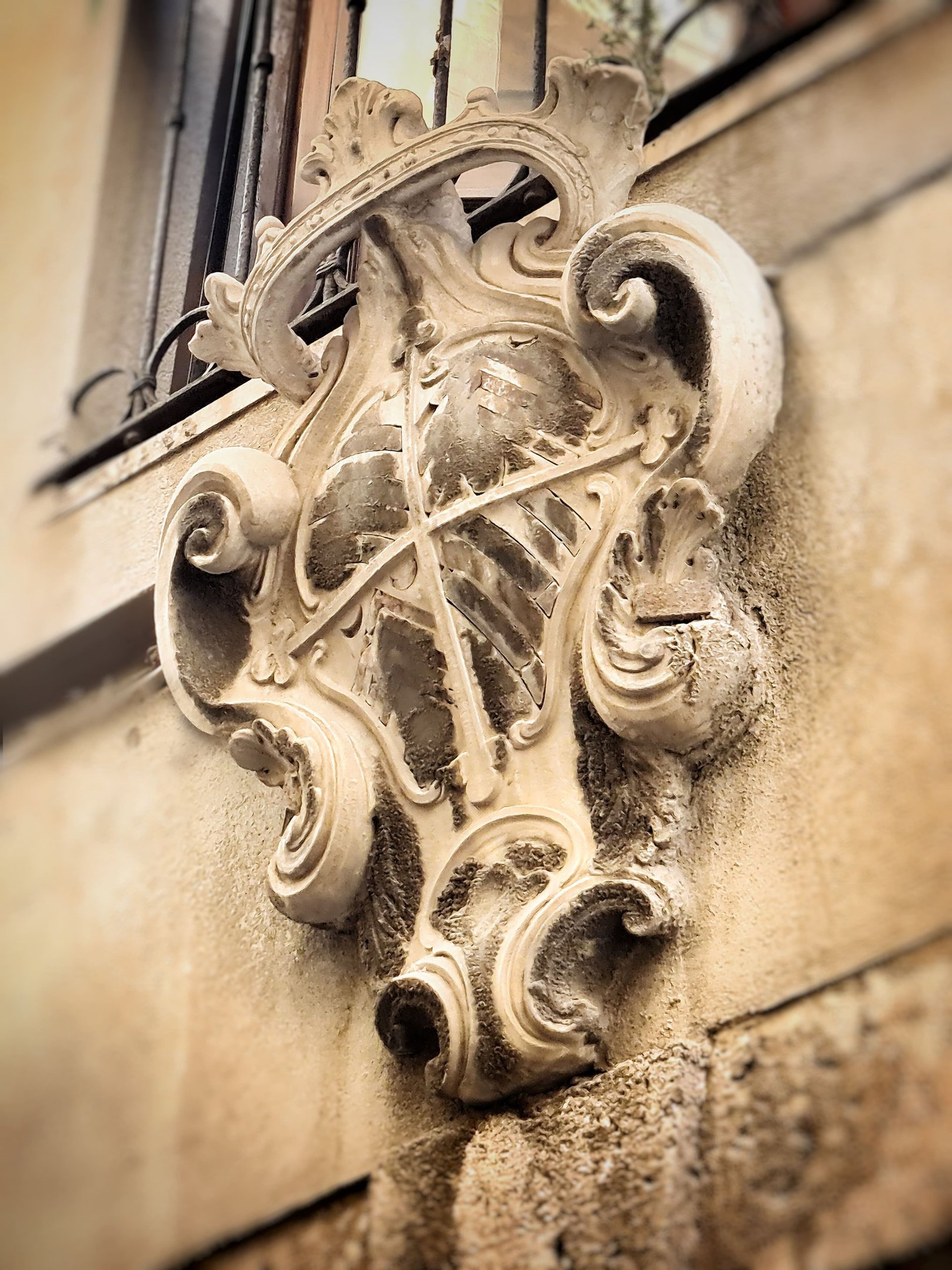 gray computer monitor