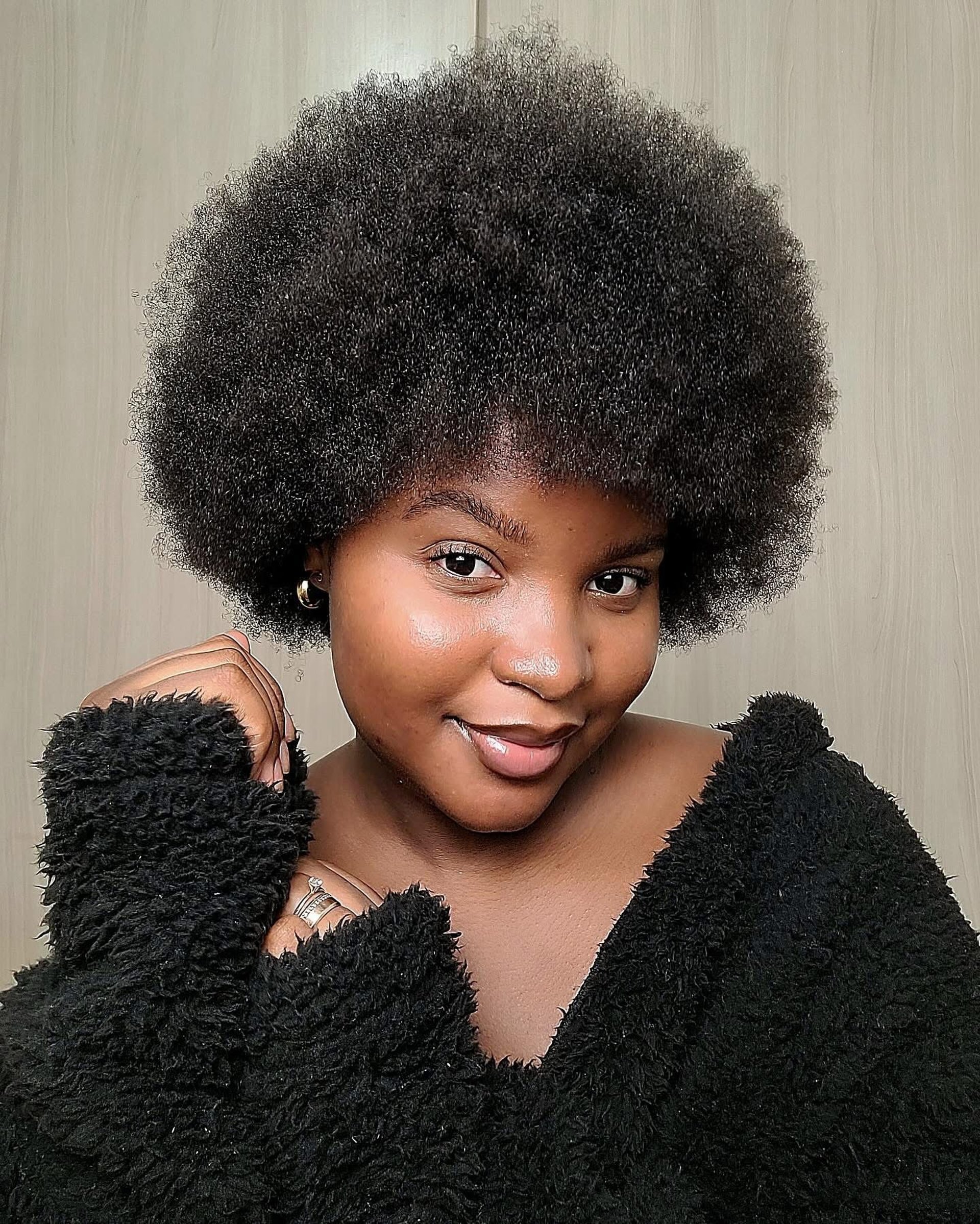 mulher com cabelo afro