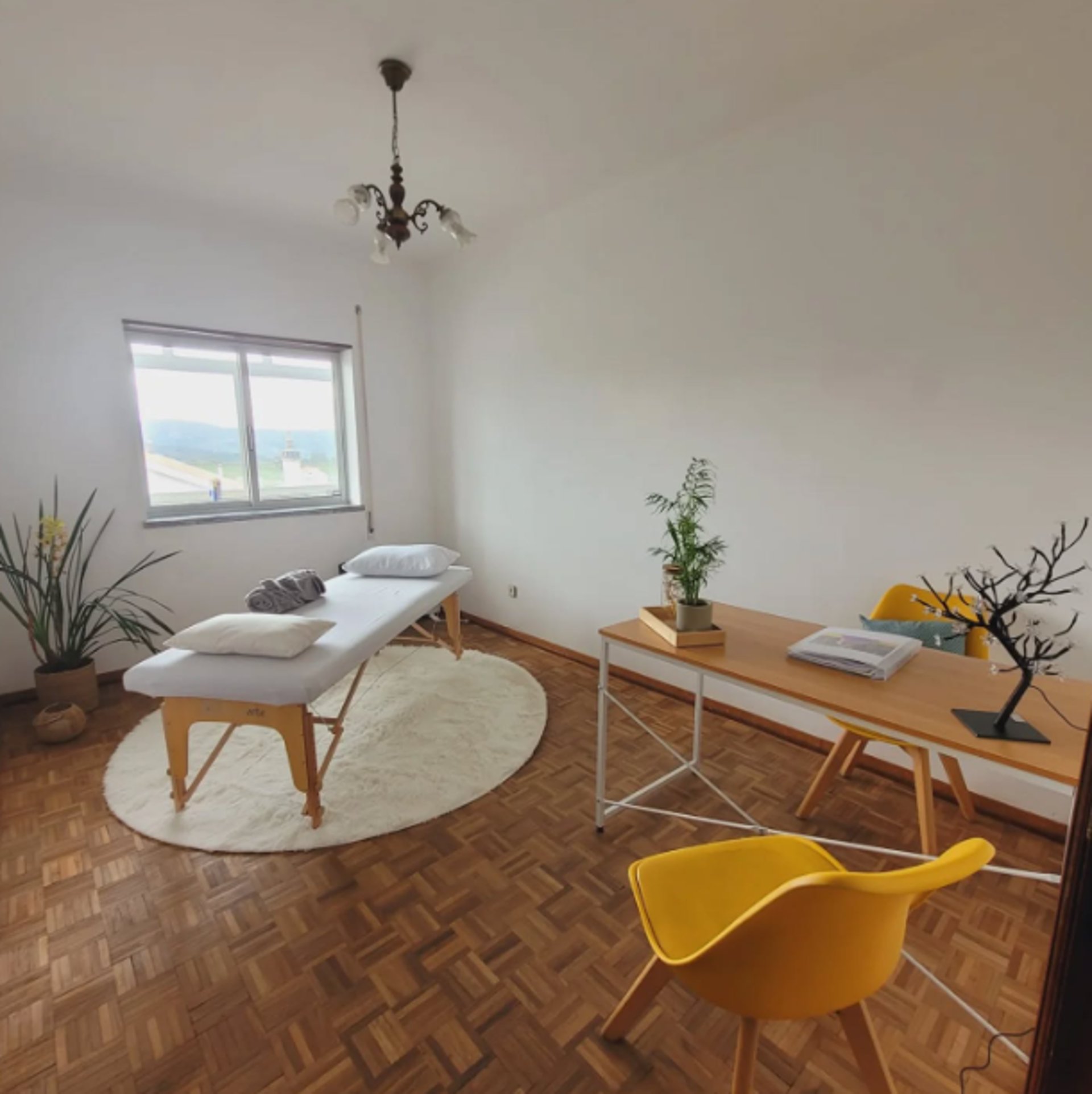 gray computer monitor