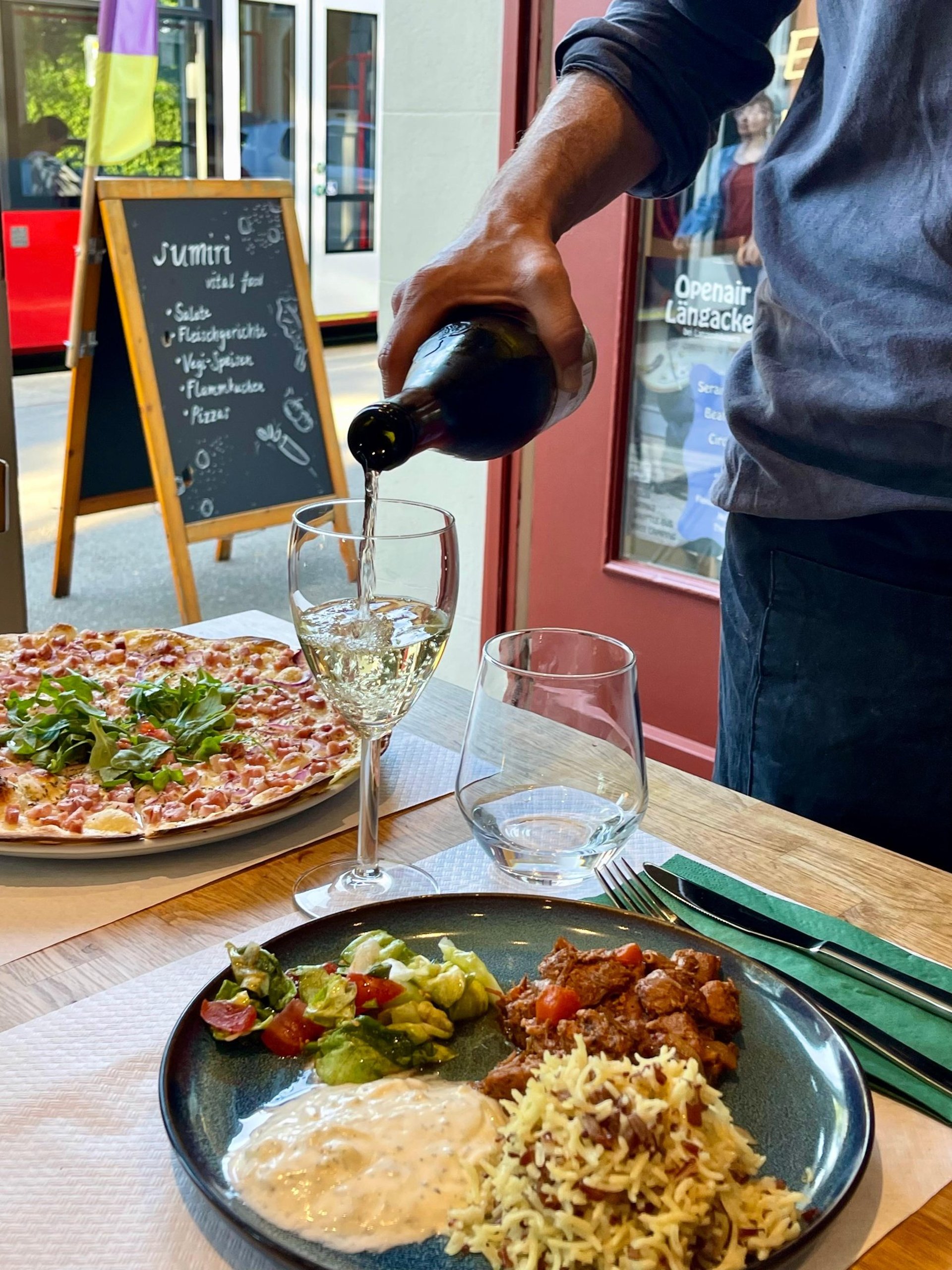 gray computer monitor