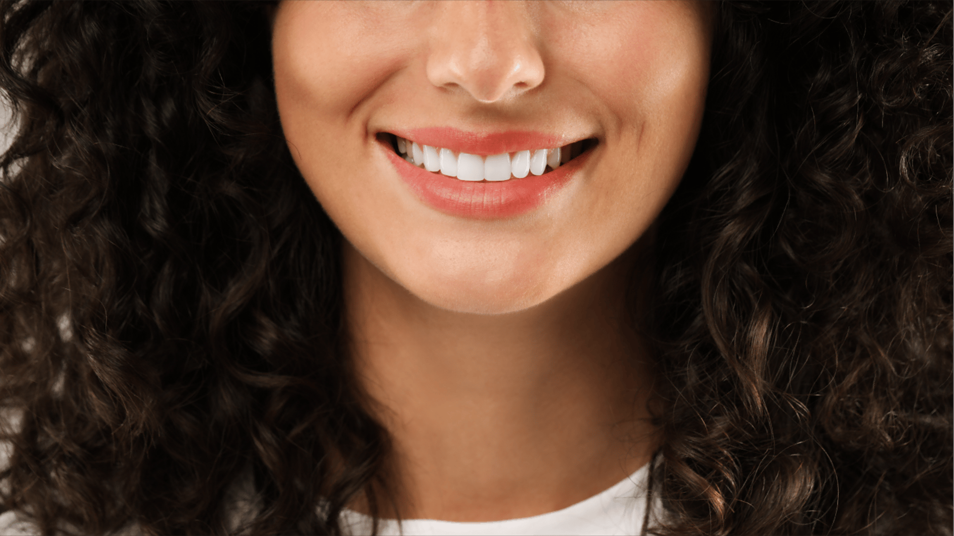 Sorriso de uma mulher feliz por ter o seu dentista em Palmas Tocantins