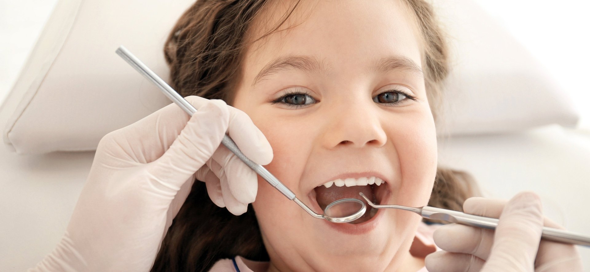 Criança indo a Goen Odontologia e sendo atendida pelo um Dentista em Palmas