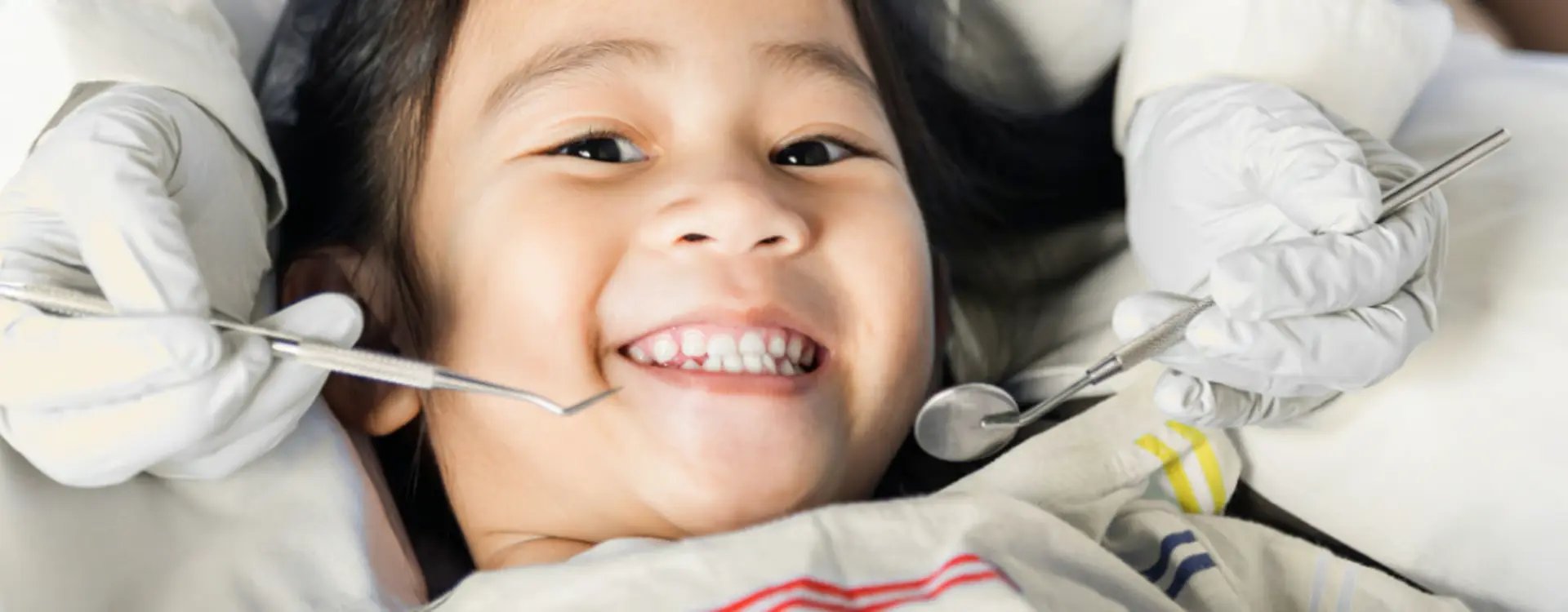 Criança sendo atendida com carinho e conforto na cadeira do dentista em Palmas na clínica Goen.