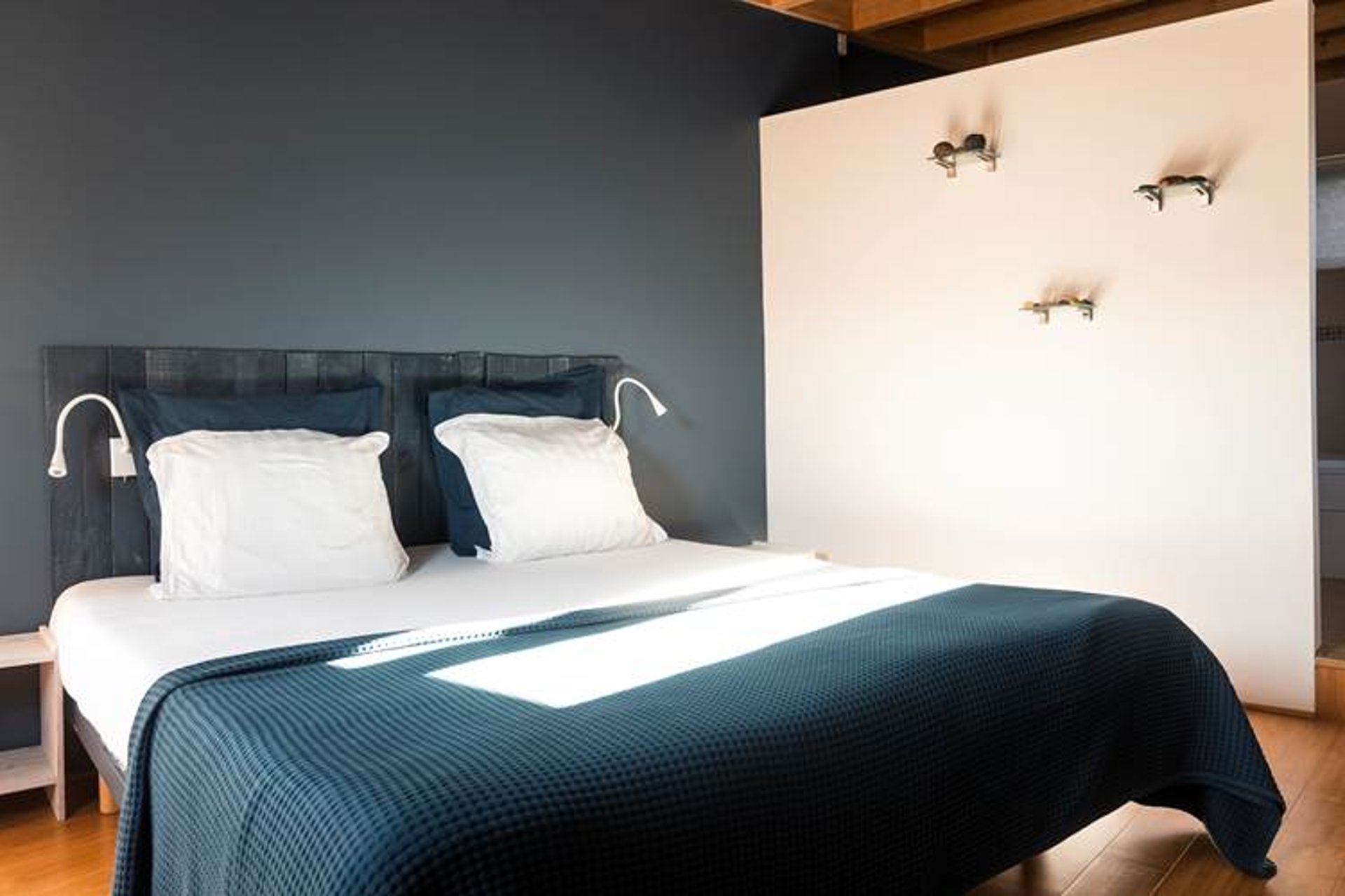 black and white bed linen