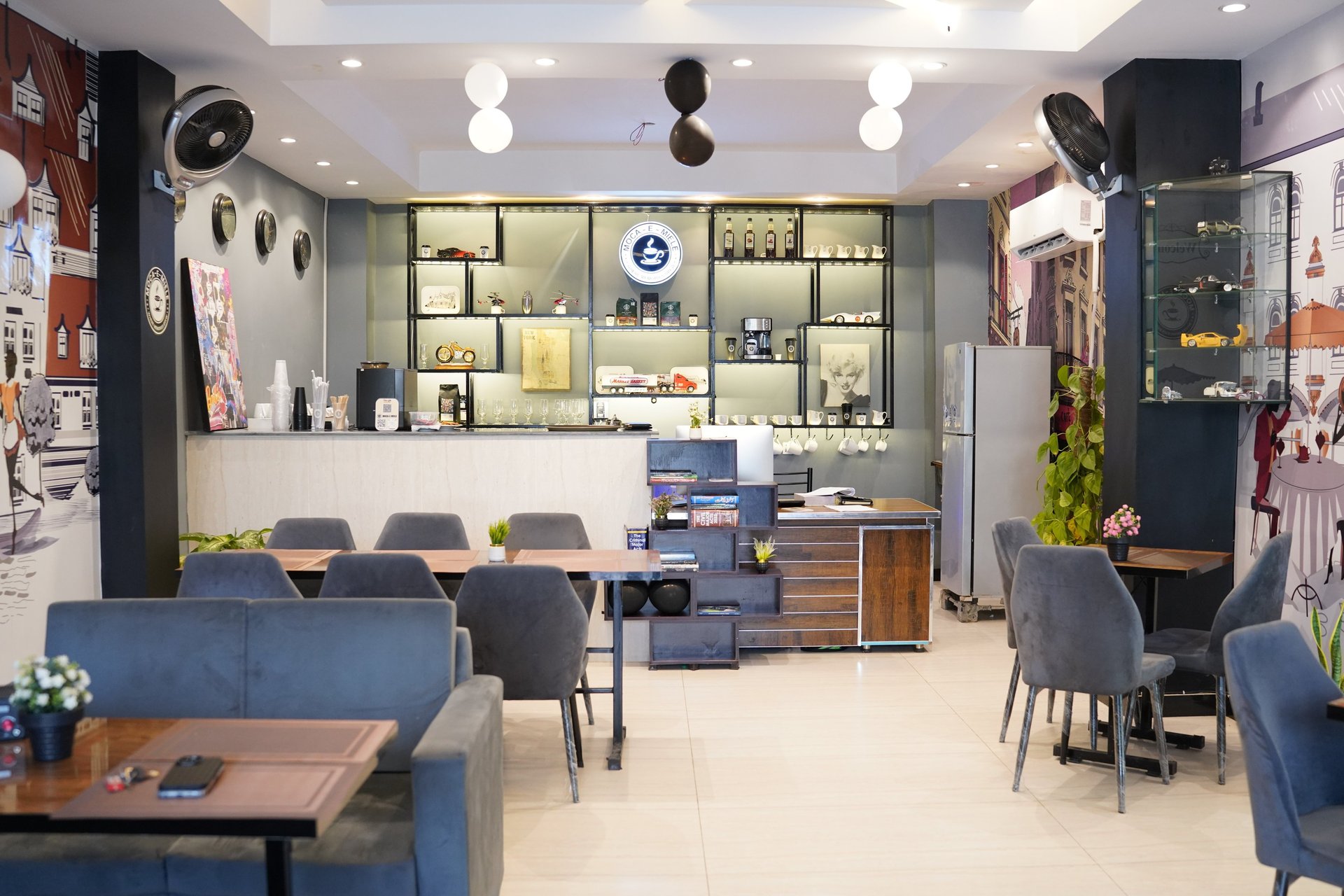 gray computer monitor