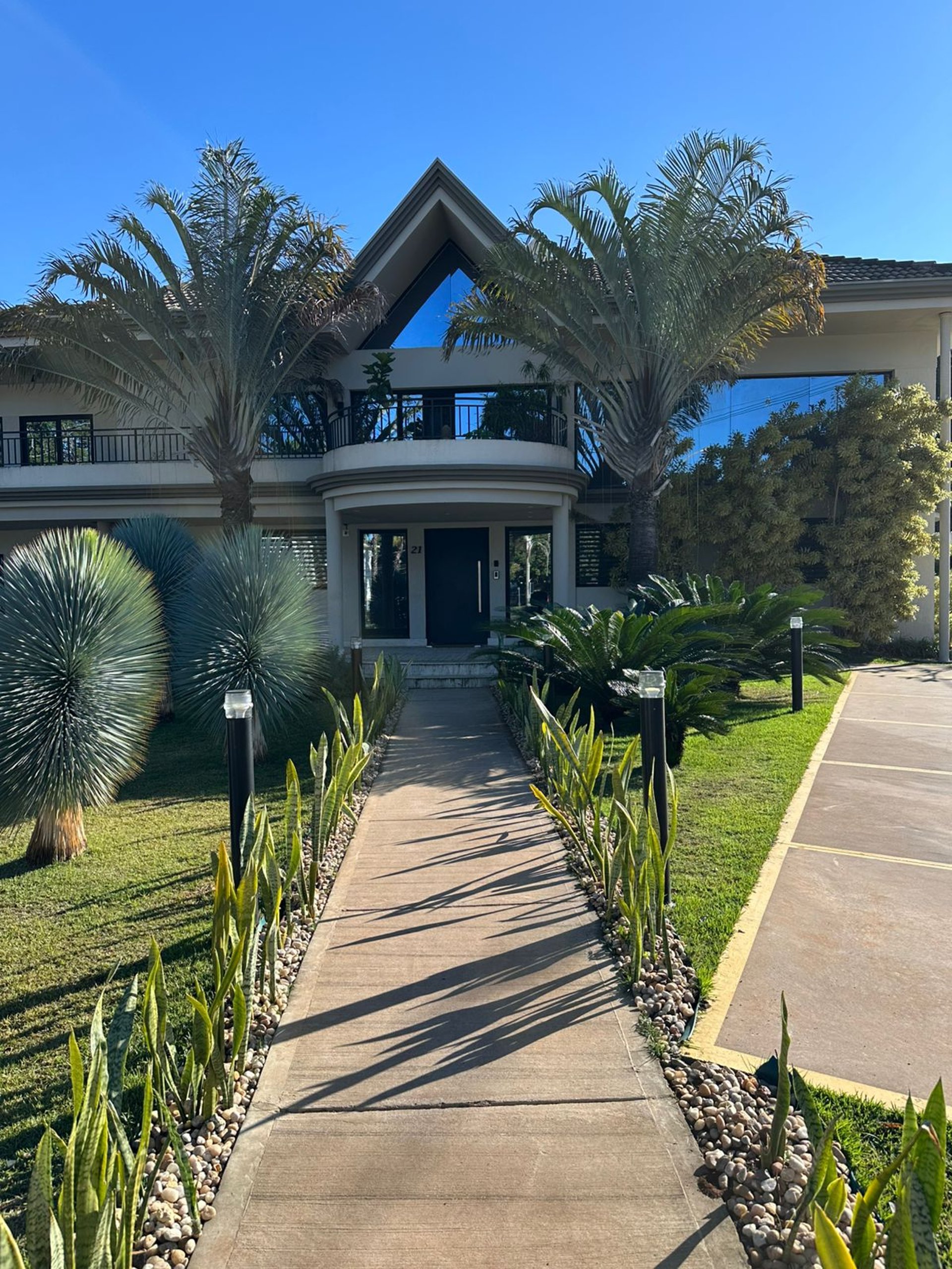 gray computer monitor