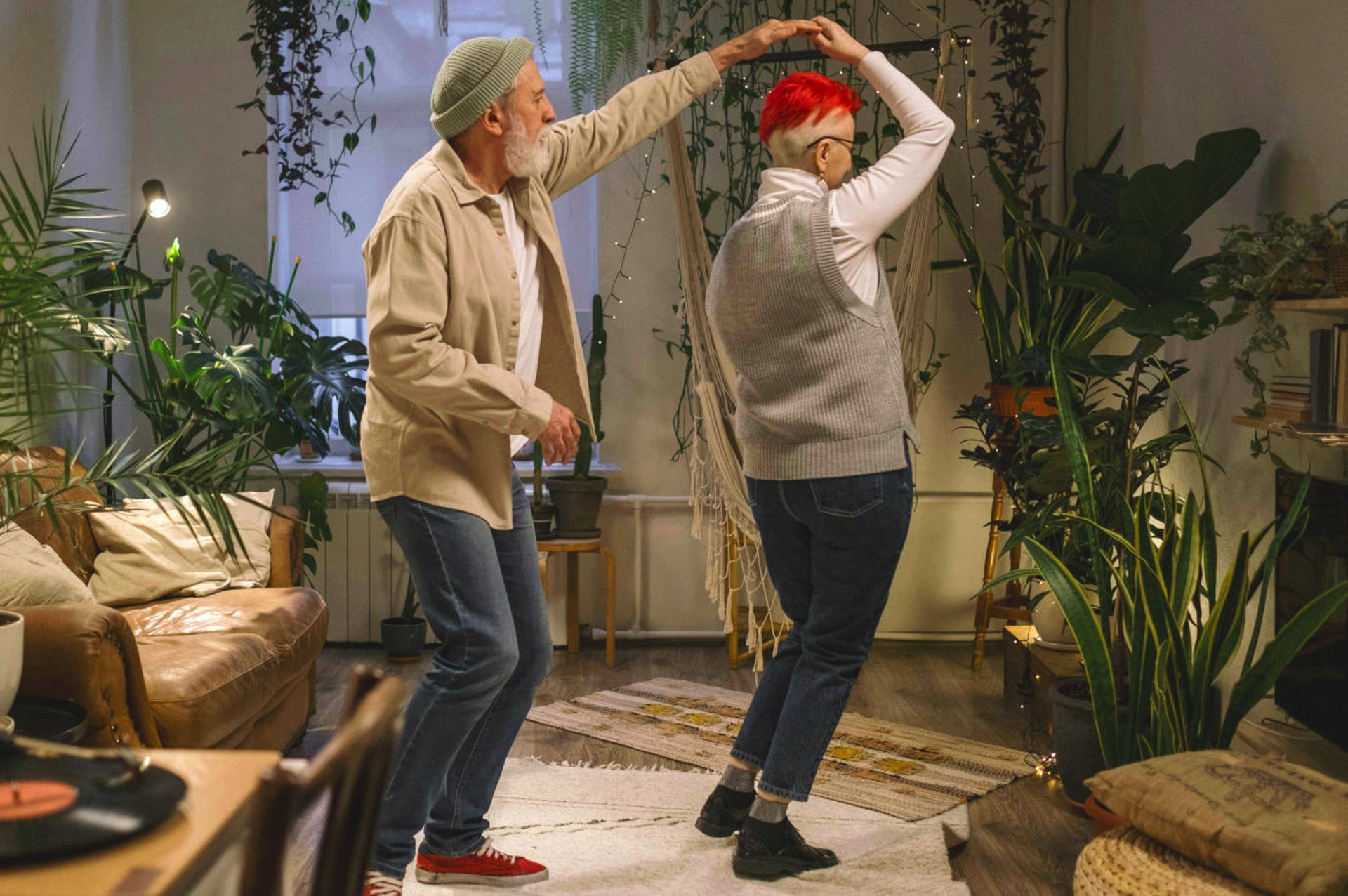 Couple senior dansant avec joie, célébrant la fin des douleurs chroniques et le retour à la mobilité, kinésio Caen et Flers.