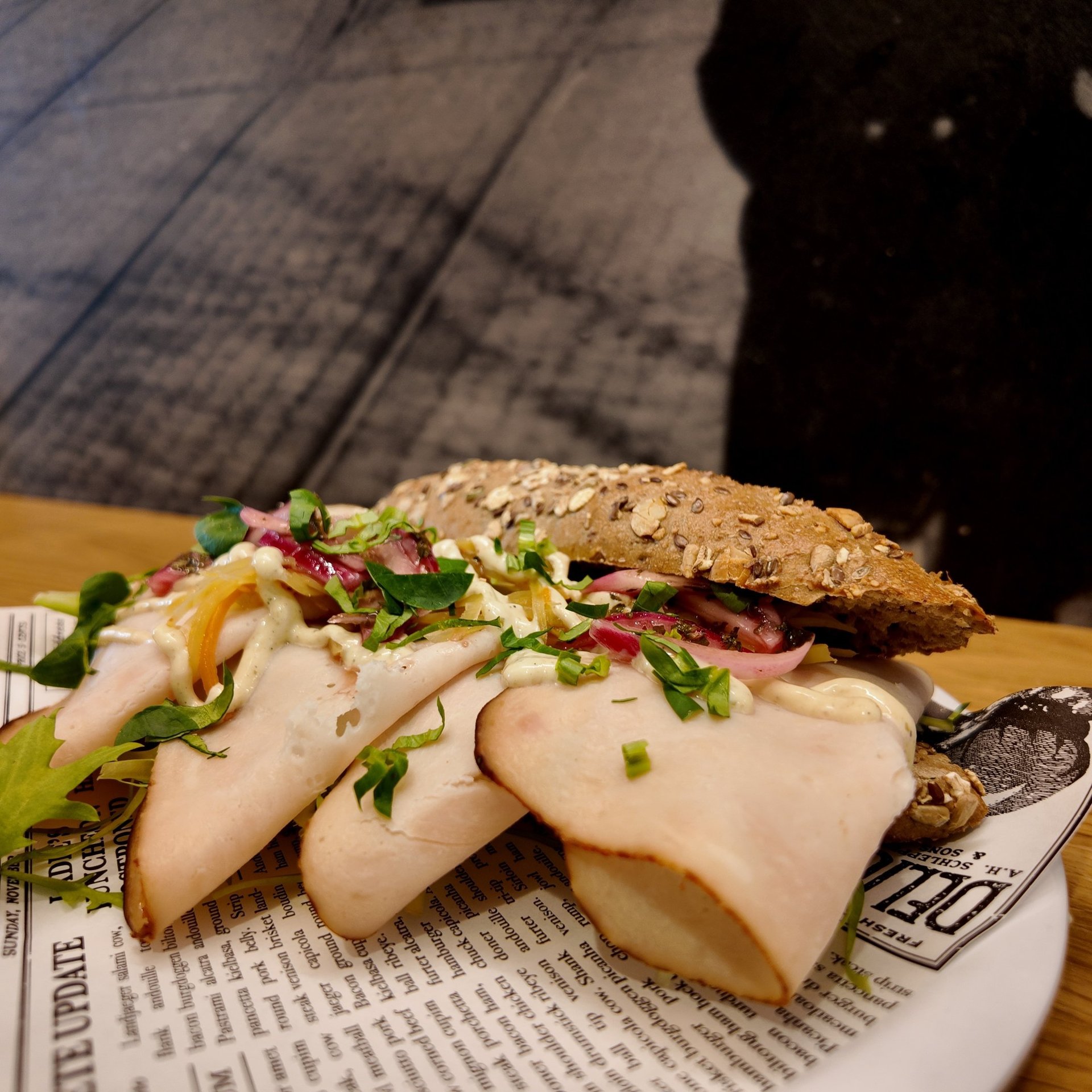 close photography of sandwich with vegetables and sauce