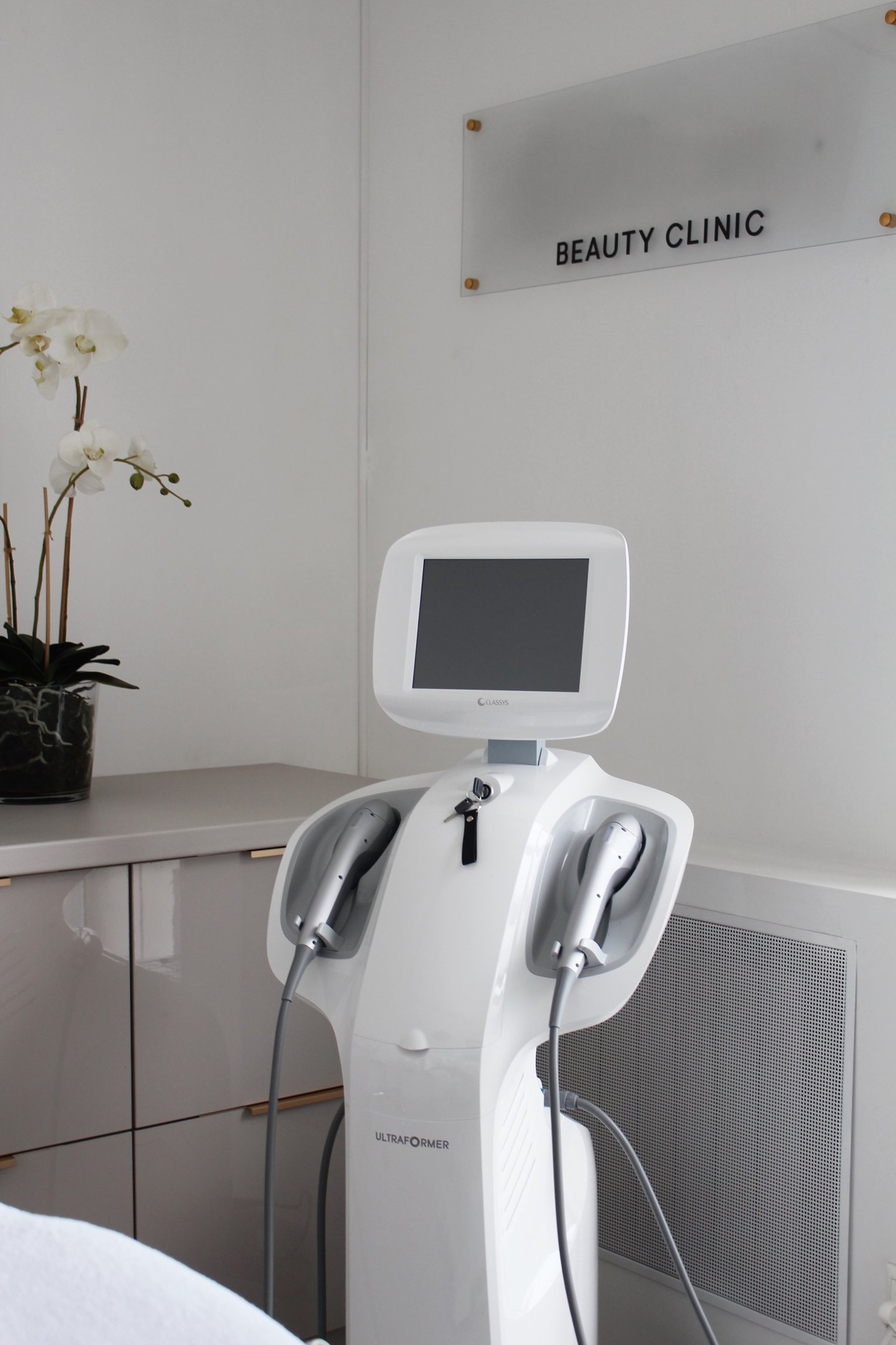 black and white bed linen