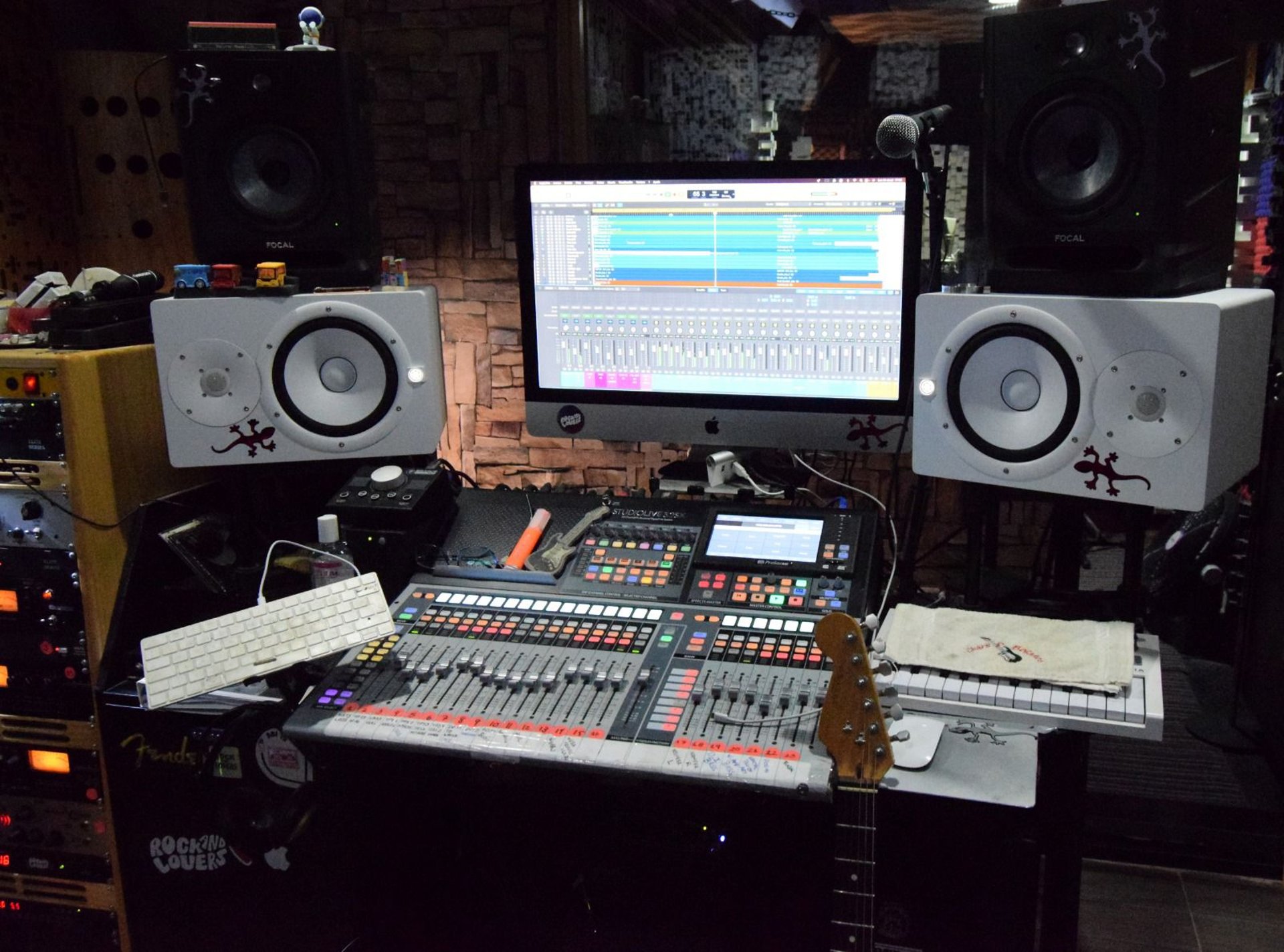 gray computer monitor