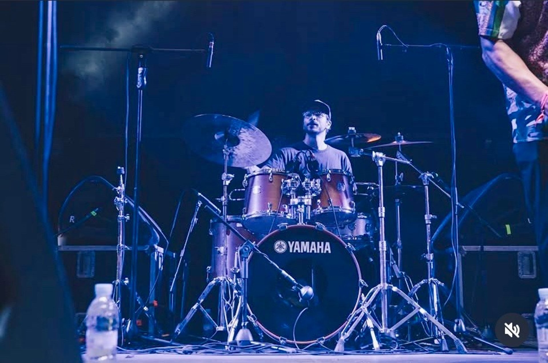 black and white bed linen