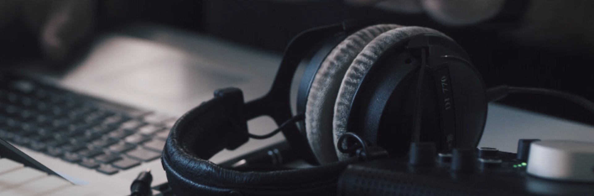 A computer screen with a sound wave on it