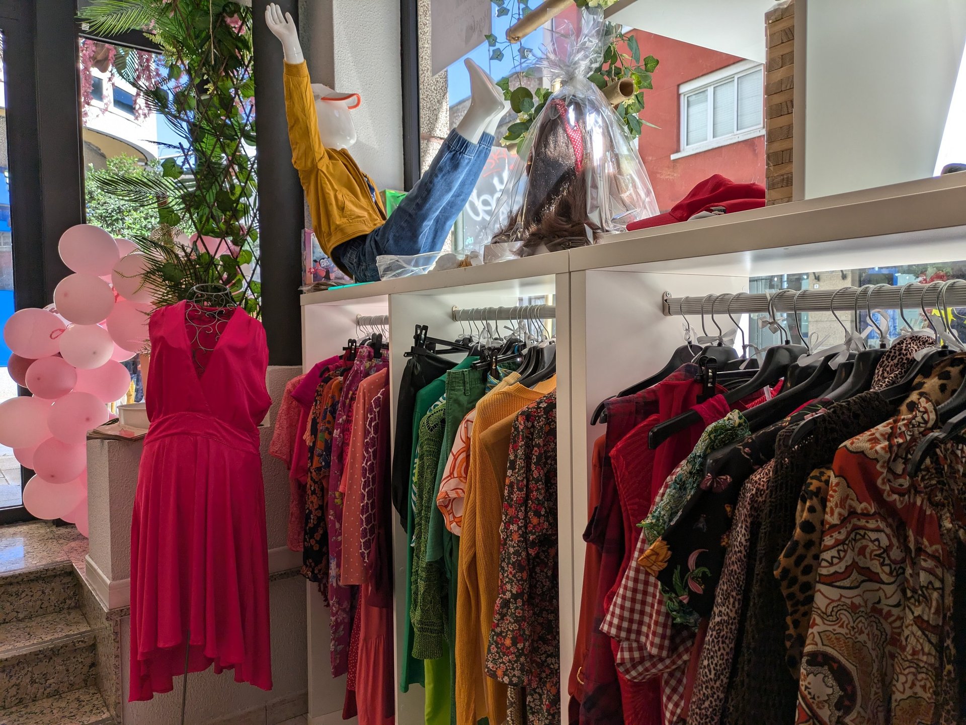 gray computer monitor