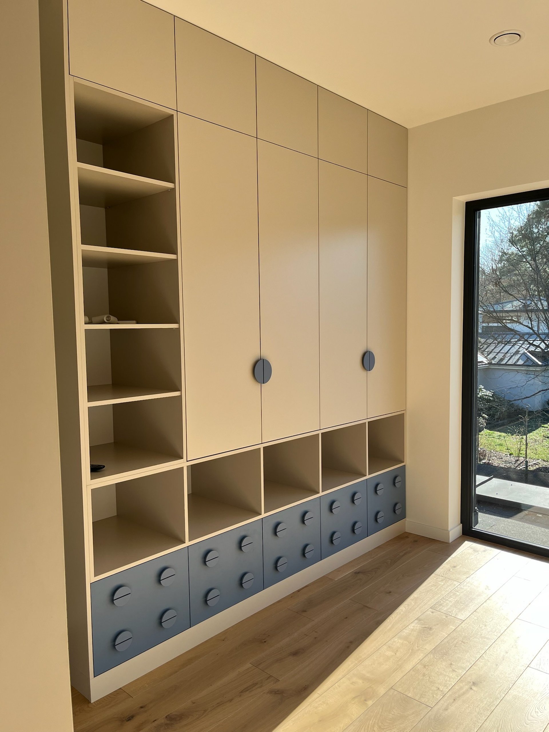 white ceramic sink near white ceramic sink