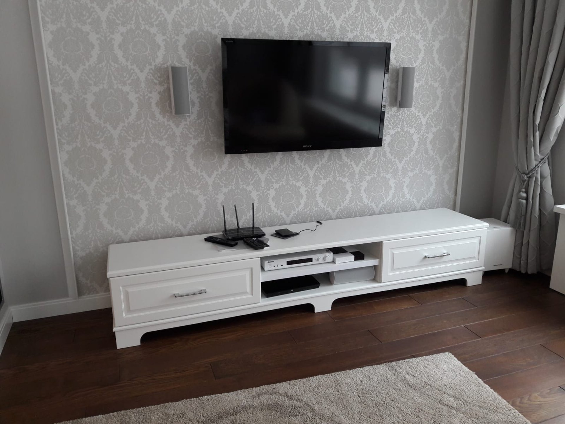 white ceramic sink near white ceramic sink