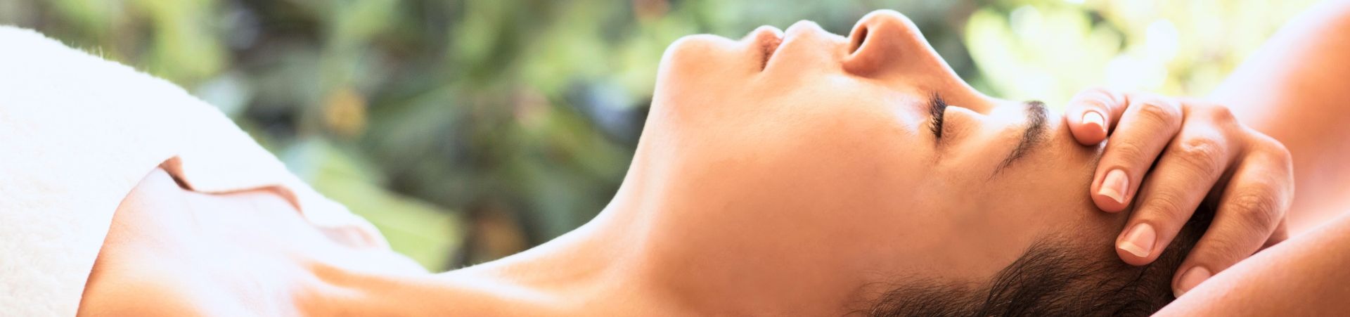 Femme détendue recevant un soins du corps - Serenis Beauté Rouffiac-Tolosan.