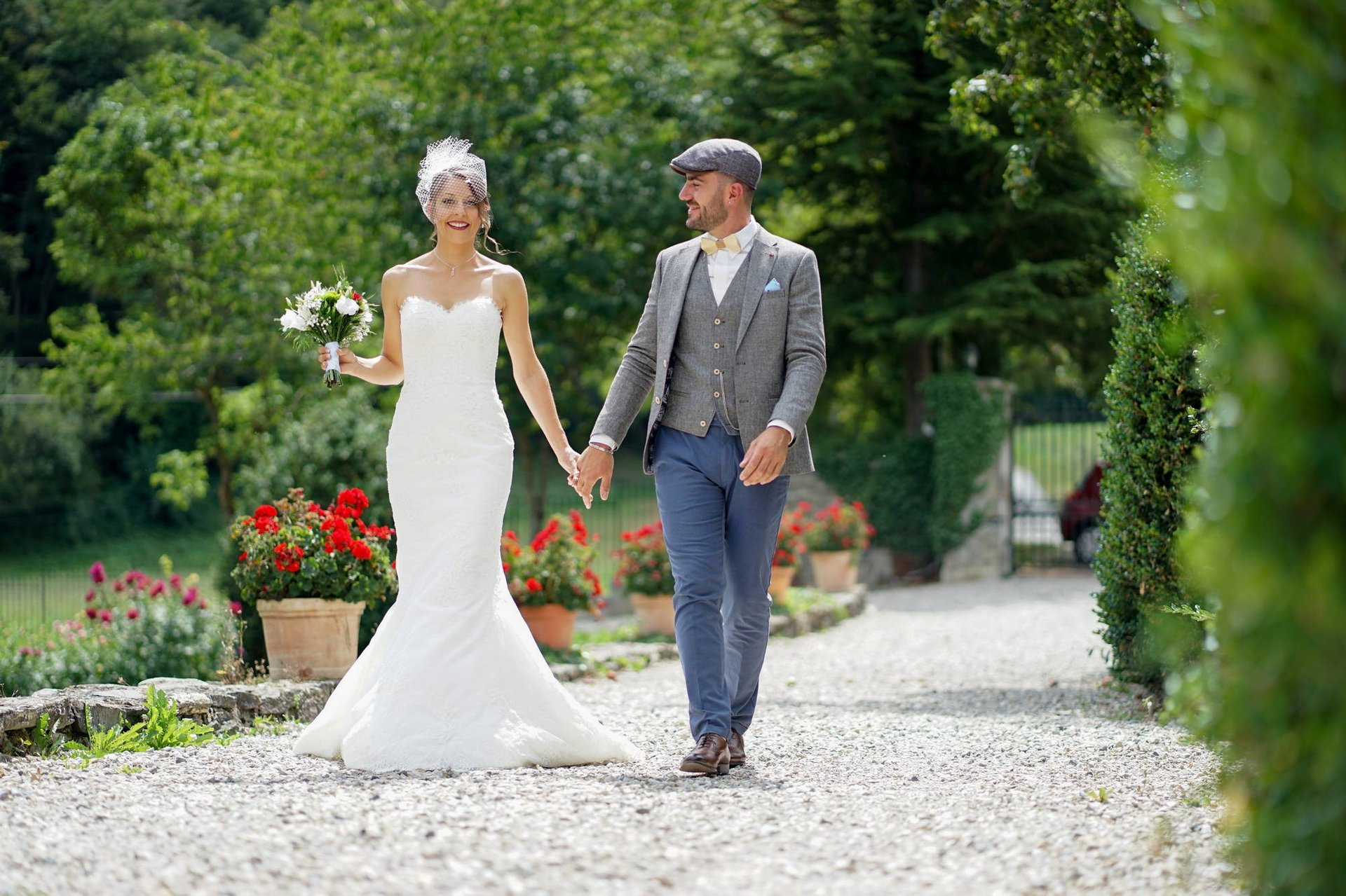 photo de mariage prise par jlacostephoto montrant un couple de mariés se tenant la main