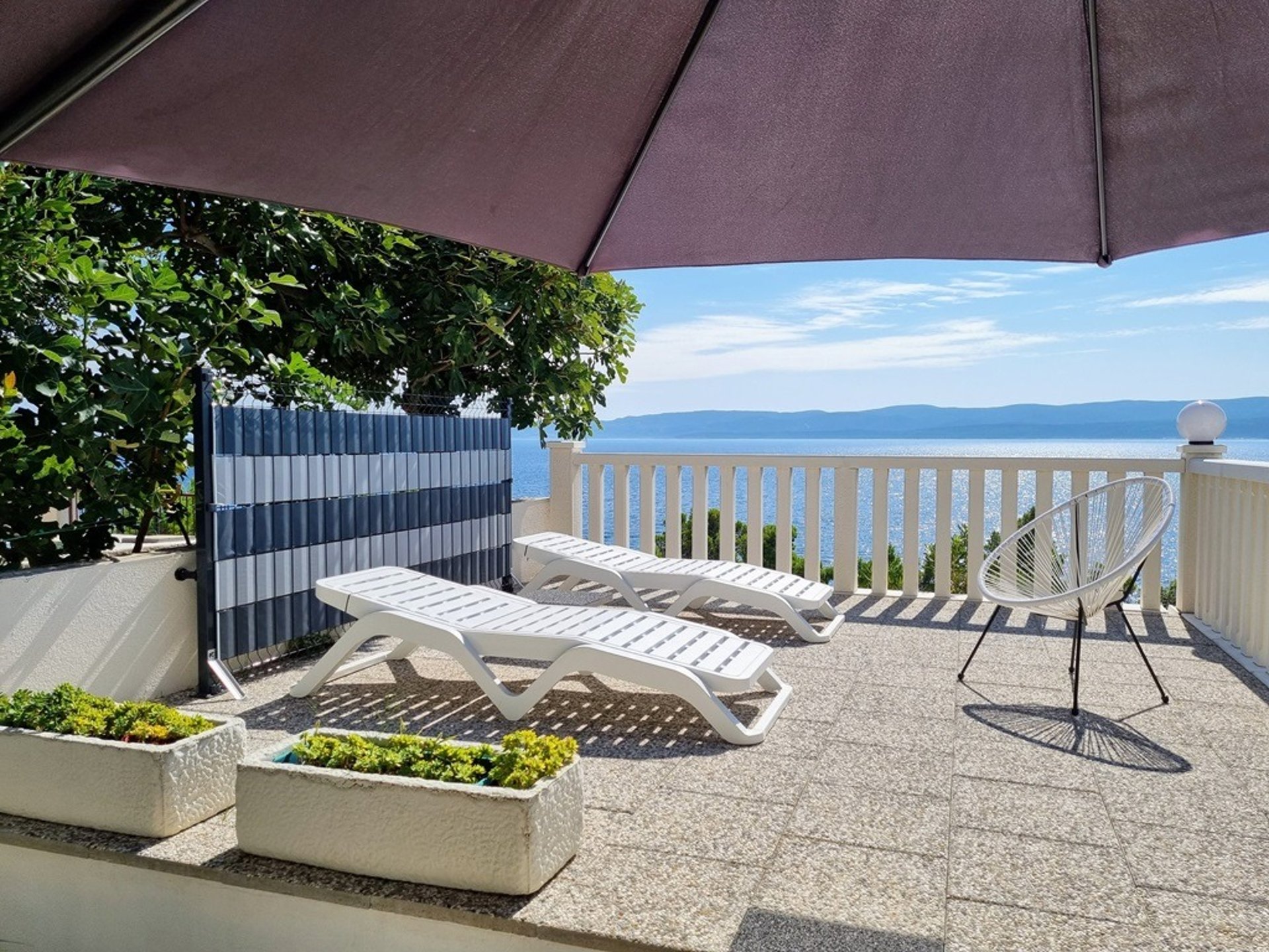 Eastern sundeck with deck chairs and an unobstructed view of the Adriatic, Easy Living, Lokva Rogoznica