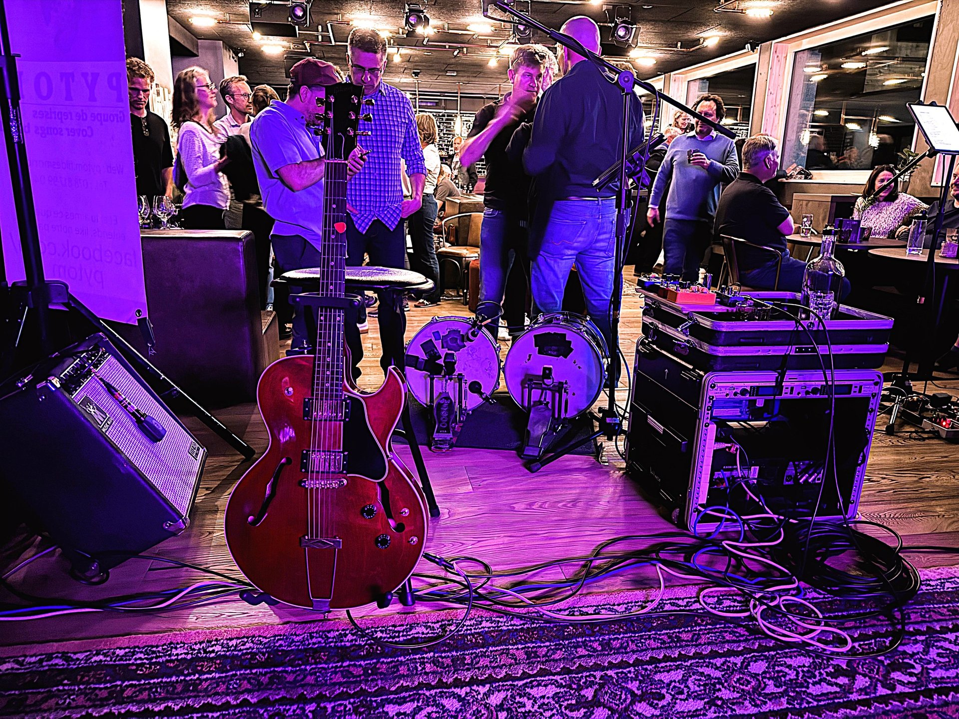 Gibson rouge es-135 pour Pytom en concert