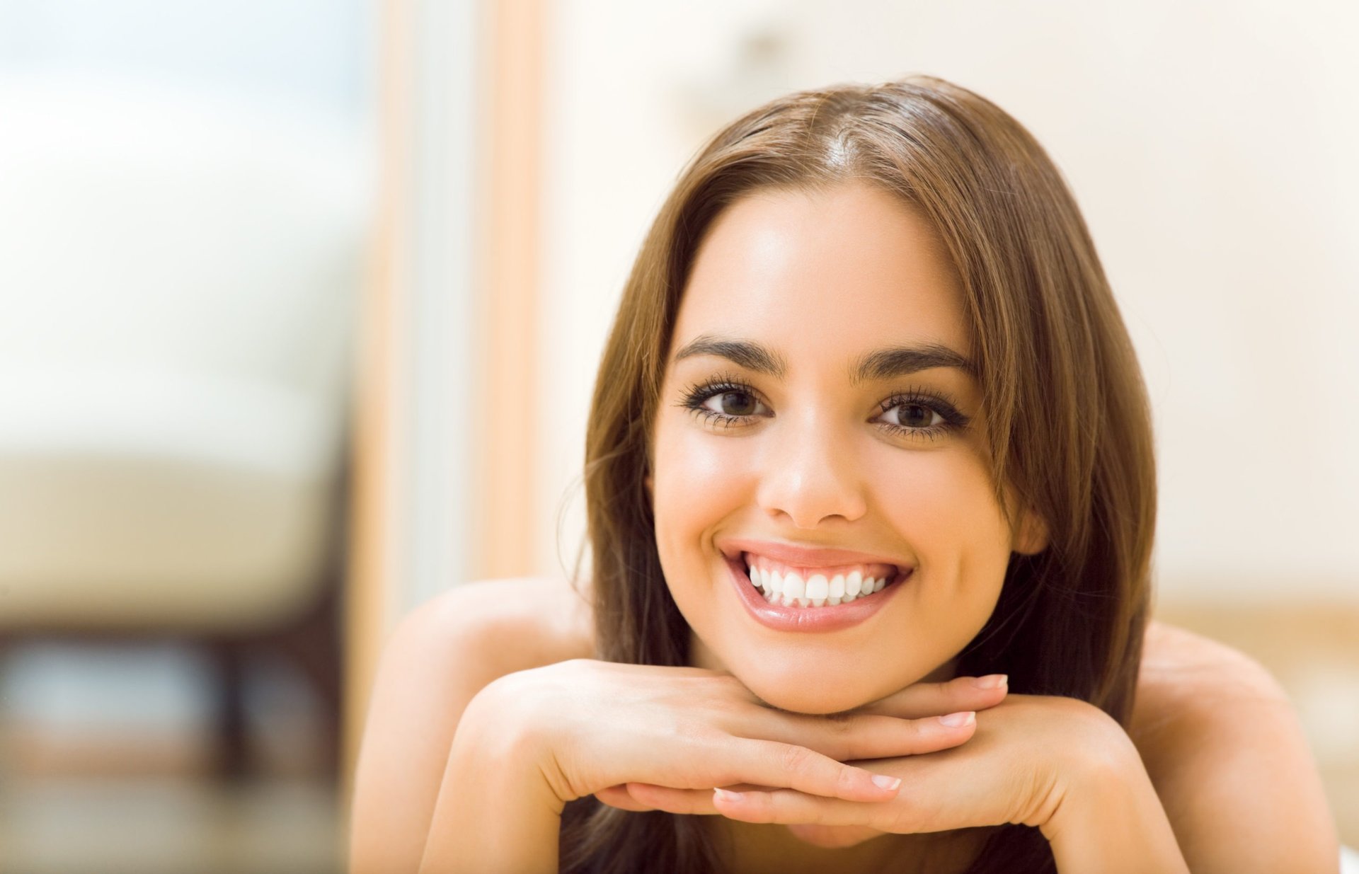 long black haired woman smiling close-up photography