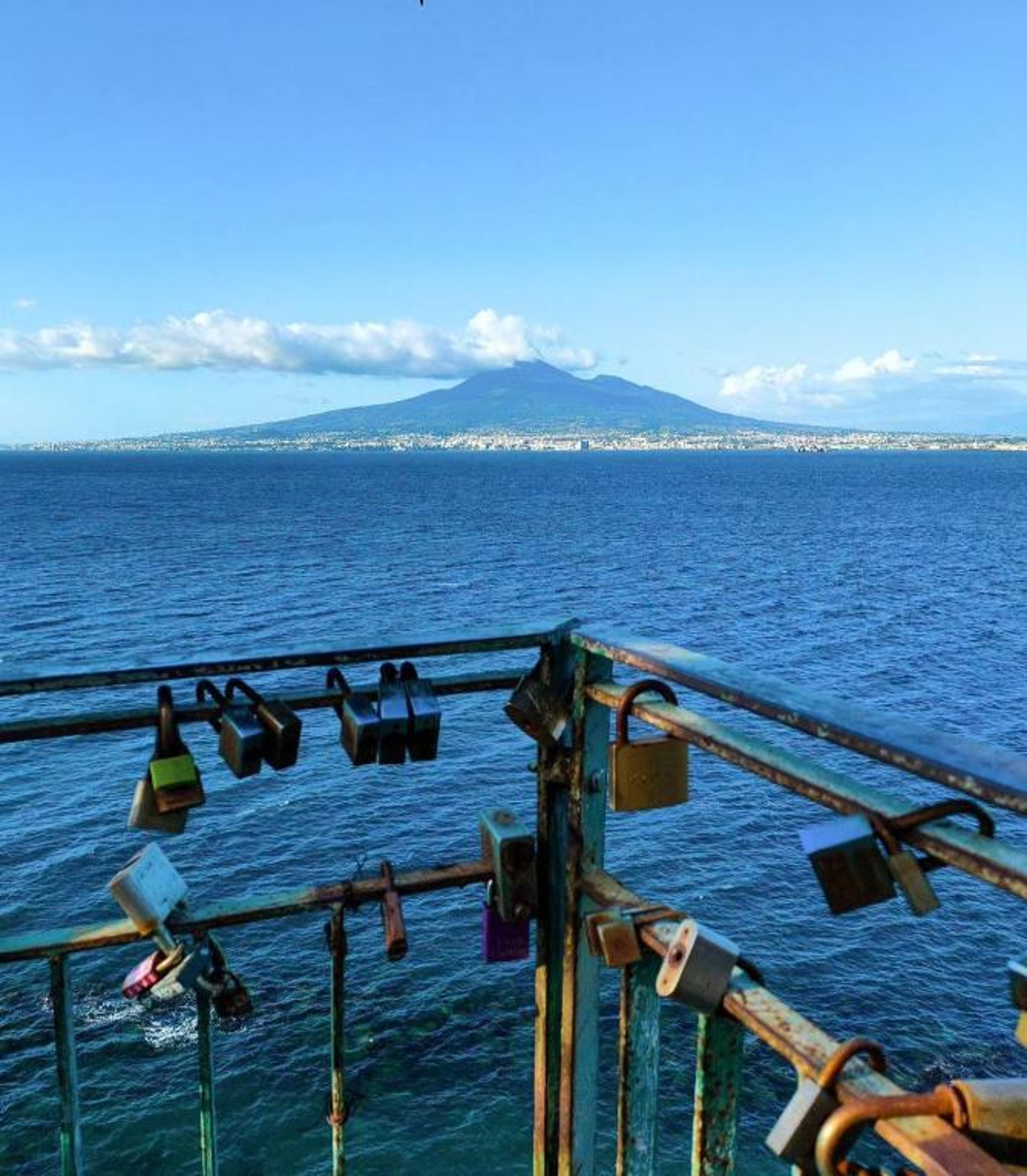 gray computer monitor