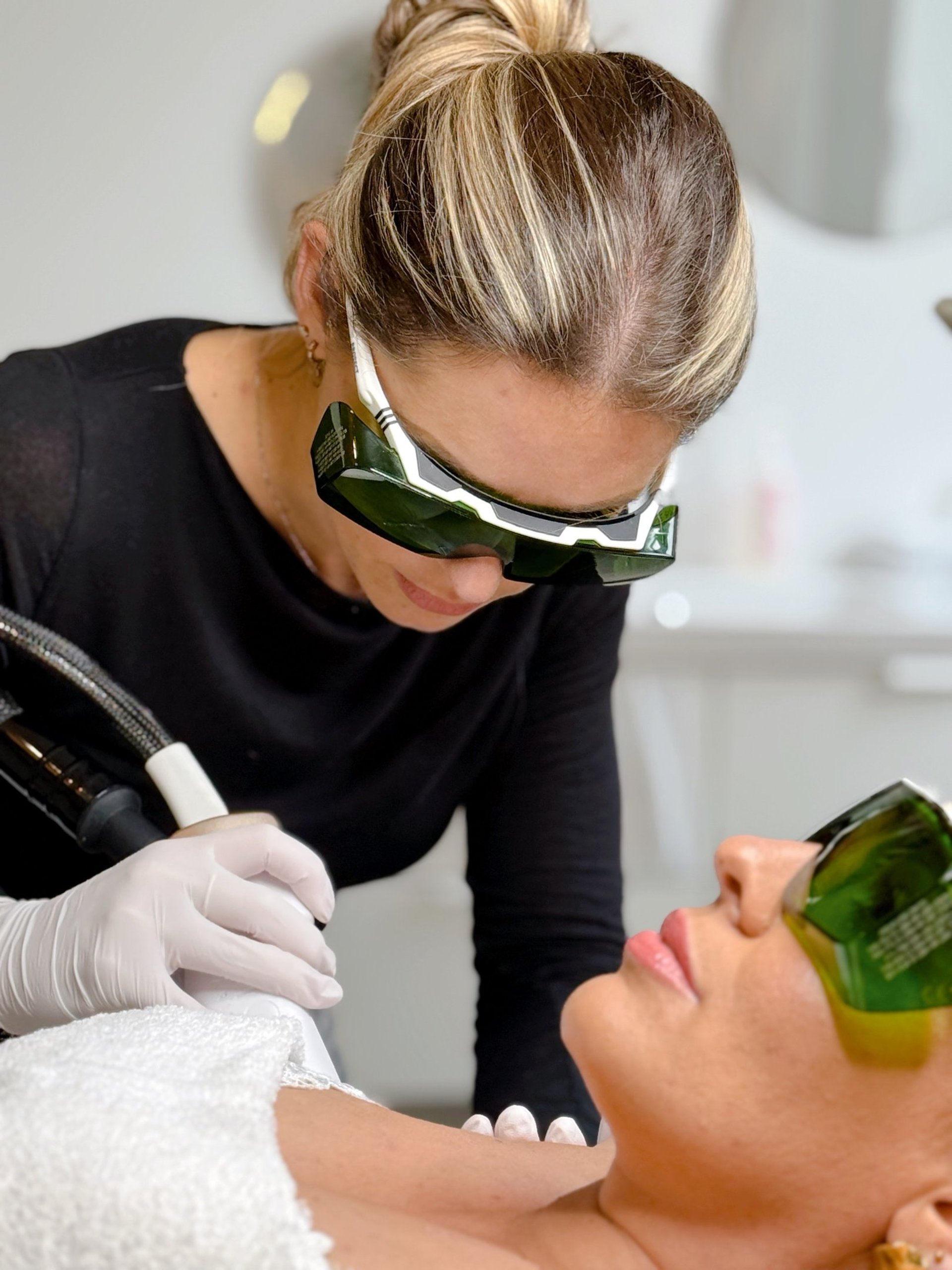 black and white bed linen