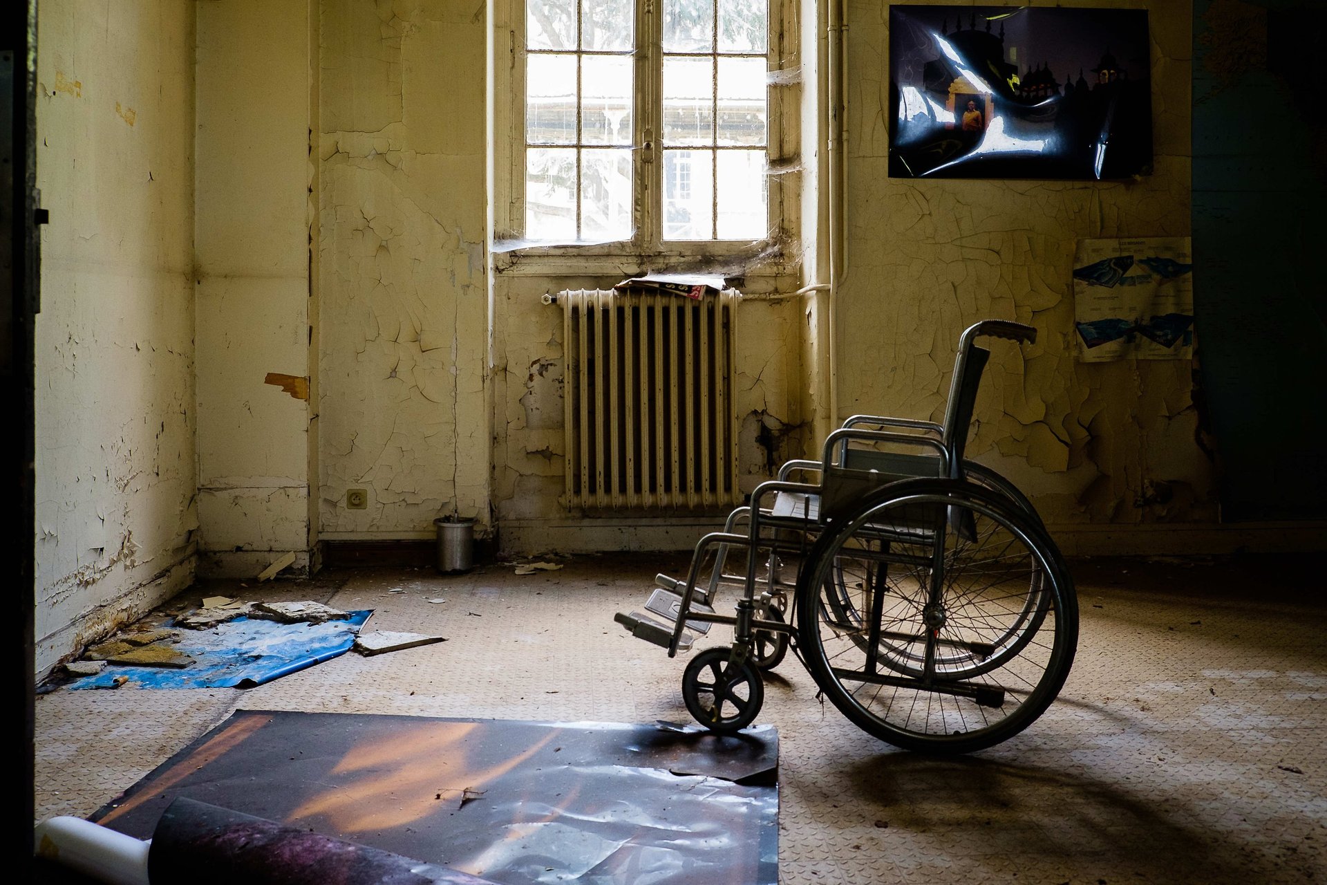 Perray-Vaucluse fauteuil roulant dans pièce abandonnée