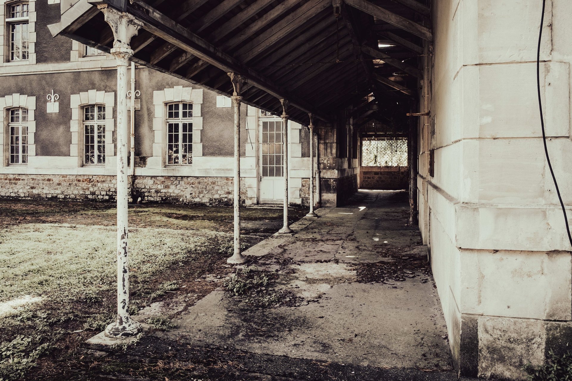 Perray-Vaucluse préau et pavillon abandonné