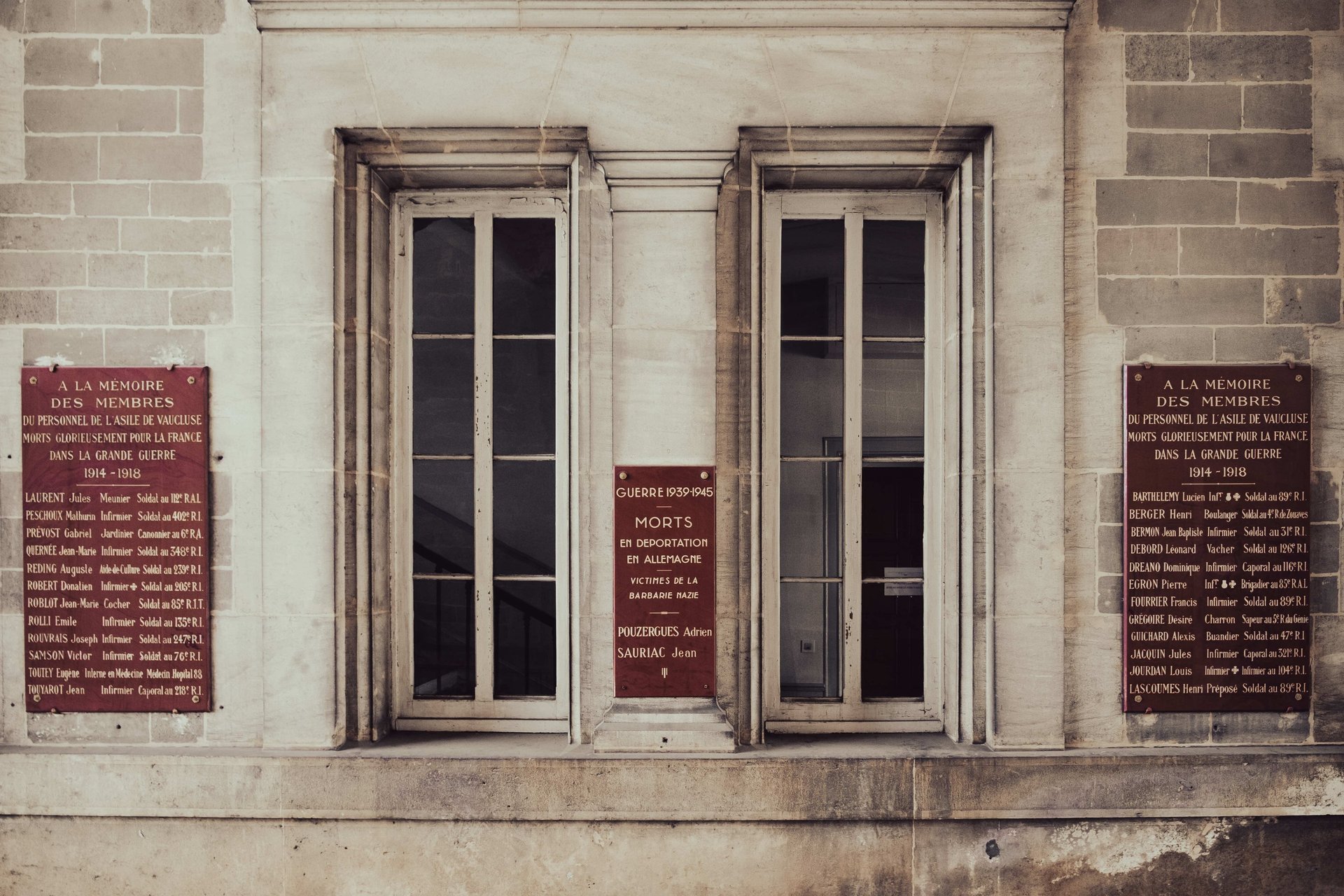 Perray-Vaucluse Stèle morts des guerres