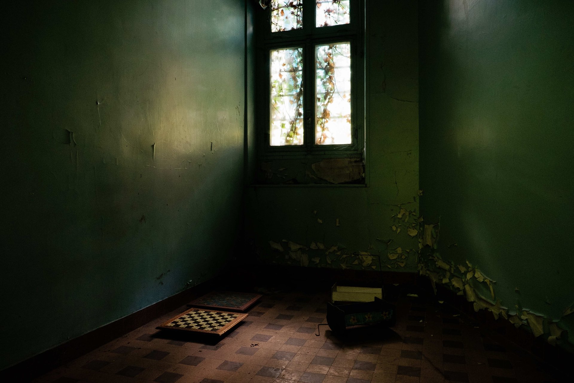 Perray-Vaucluse Echiquier dans pièce abandonnée