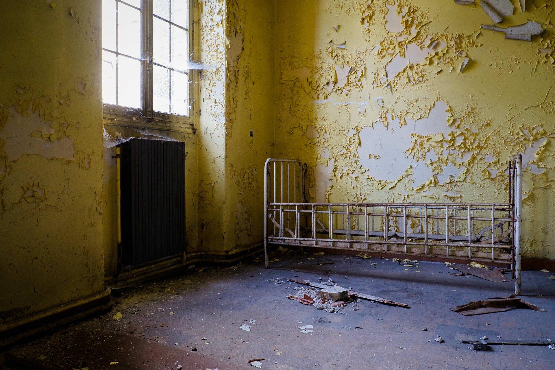 Perray-Vaucluse vieux lit et peinture écallée