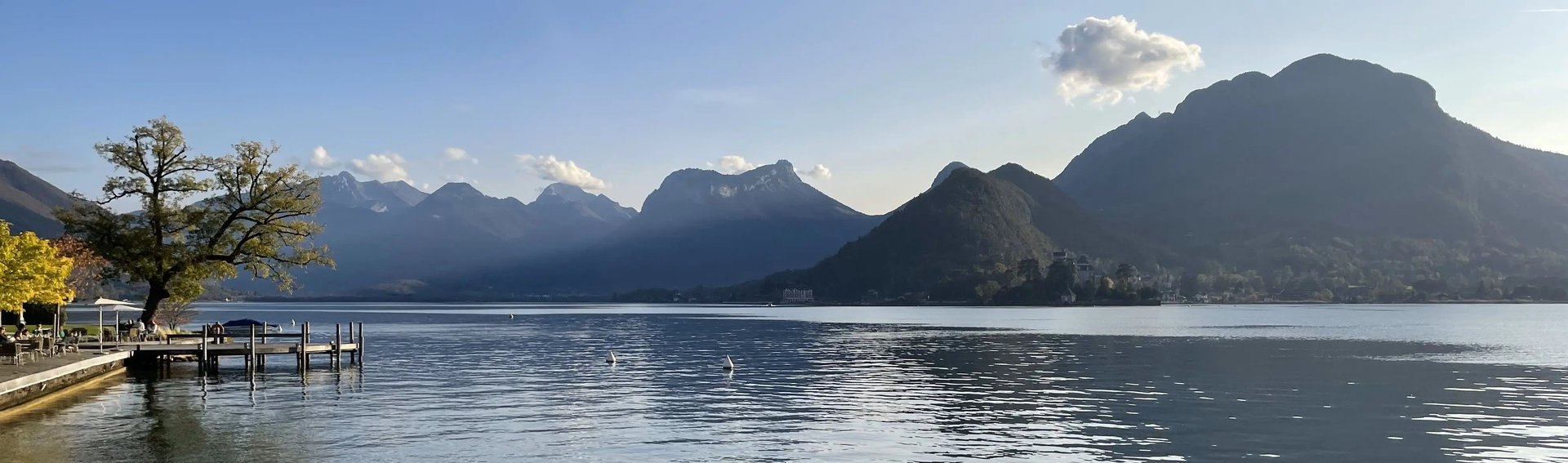 Vue apaisante du lac d'Annecy pour la reconstruction après un cancer ou choc émotionnel - Stéphanie Bartringer