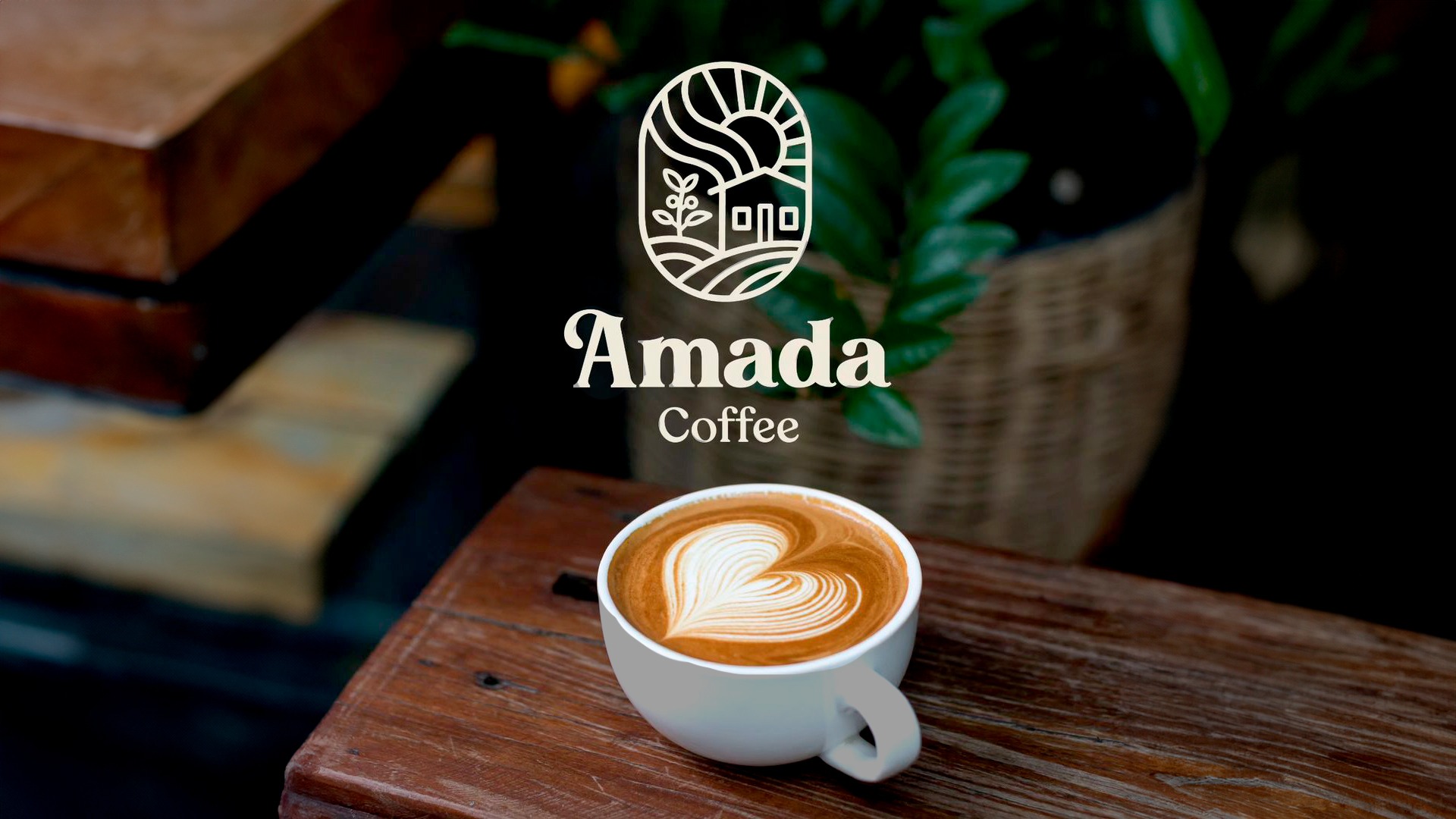 Café latte con corazón y logo Amada Coffee