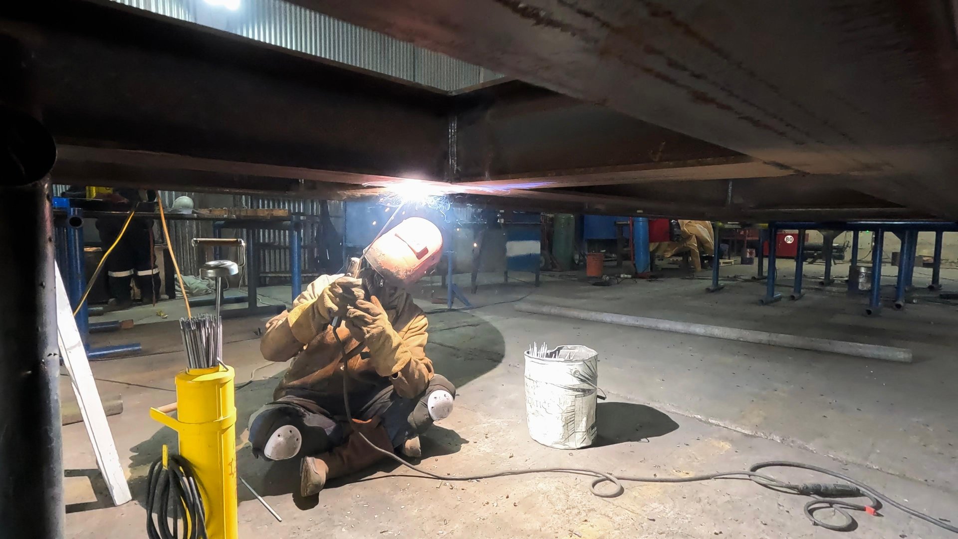 gray computer monitor