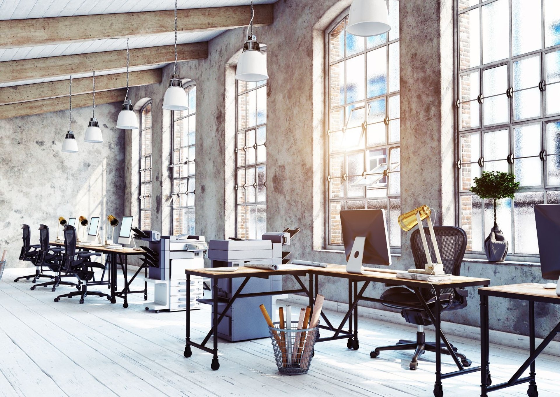 Des bureaux openspace installés dans un loft de type new-yorkais très bien rangé et organisé