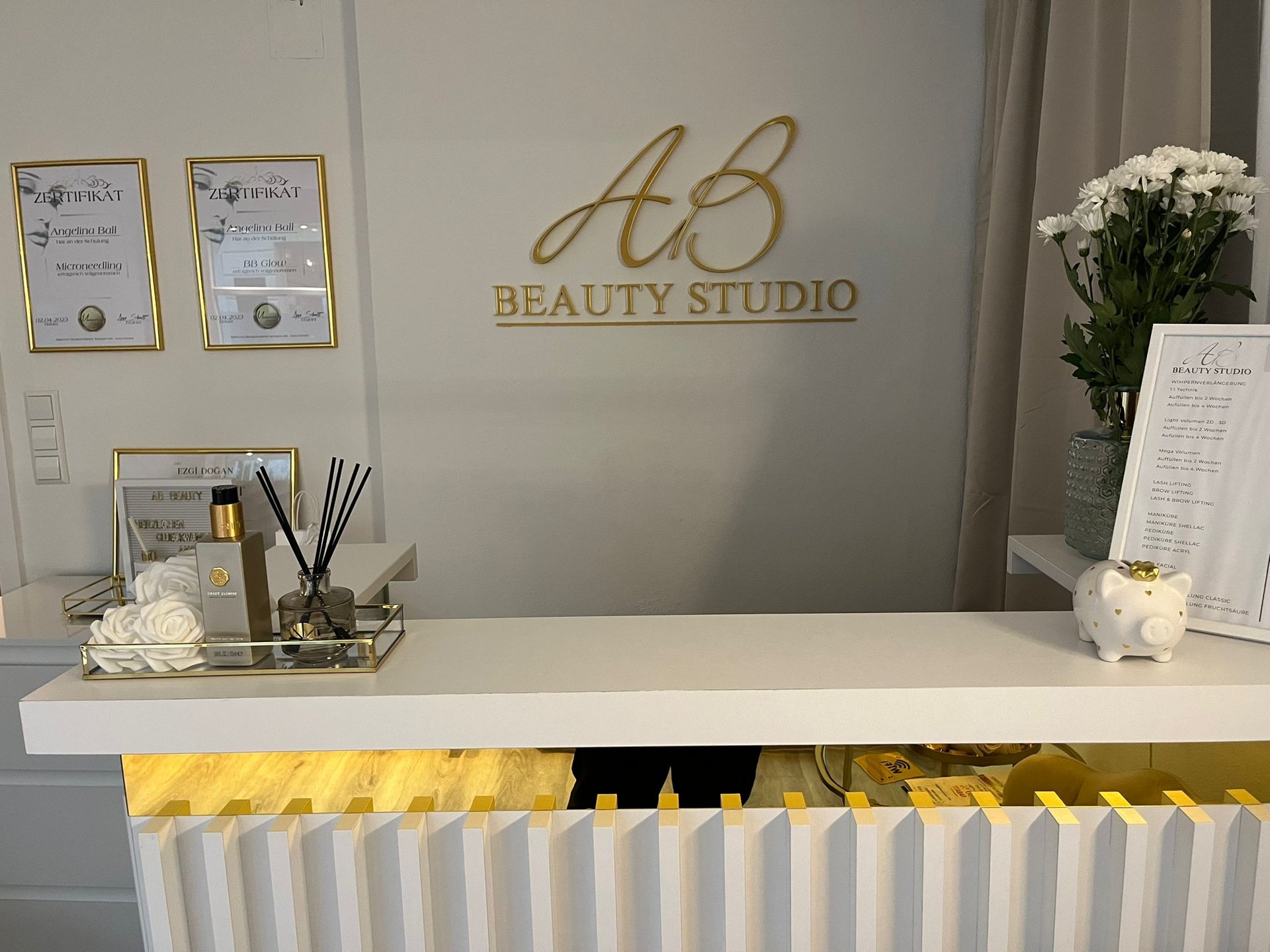 gray computer monitor