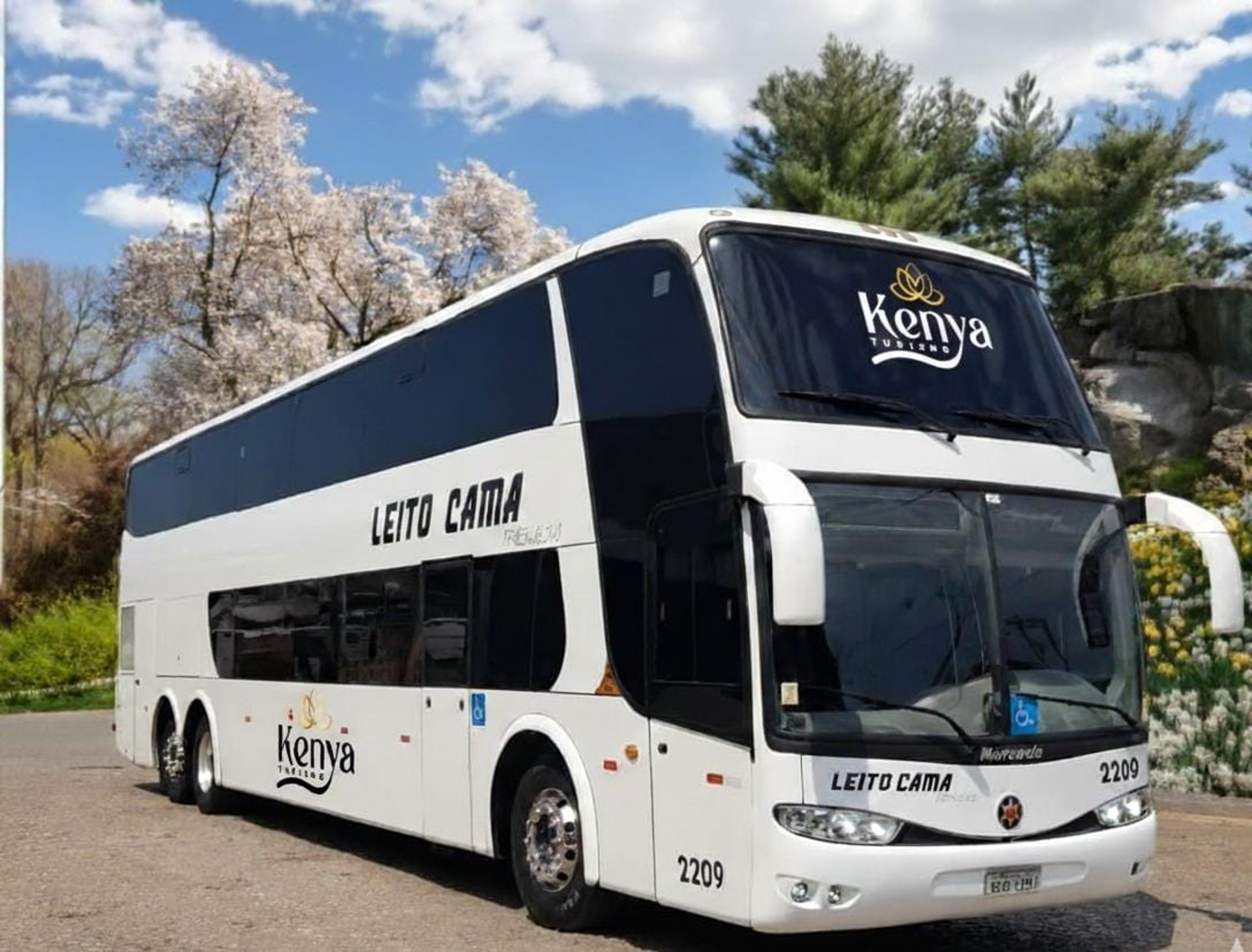 gray computer monitor