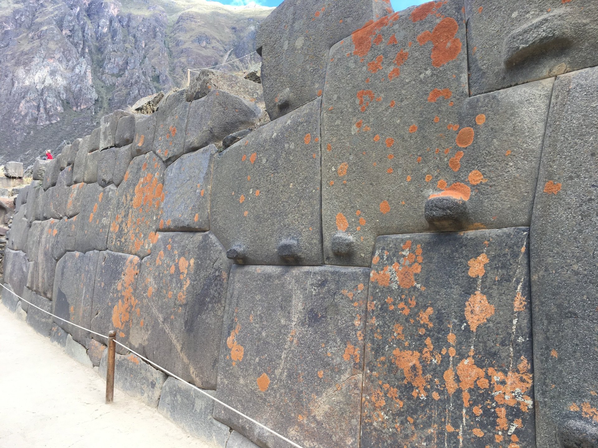 Mur inca d’Ollantaytambo avec ses pierres cyclopéennes parfaitement emboîtées, ornées de lichens orange dans la Vallée Sacrée