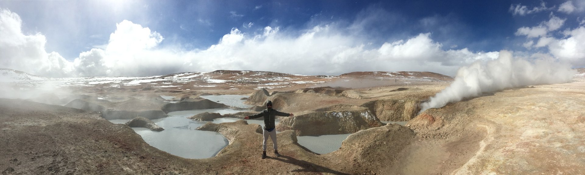 Panorama des geysers Sol de Mañana dans le désert du Sud Lipez en Bolivie, fumerolles blanches, bassins bouillonnants et pays