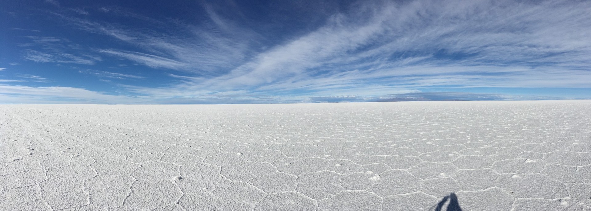 “Salar d’Uyuni”, “paysage unique”, “Bolivie”, “ciel bleu”, “immensité blanche”. désert de sel
