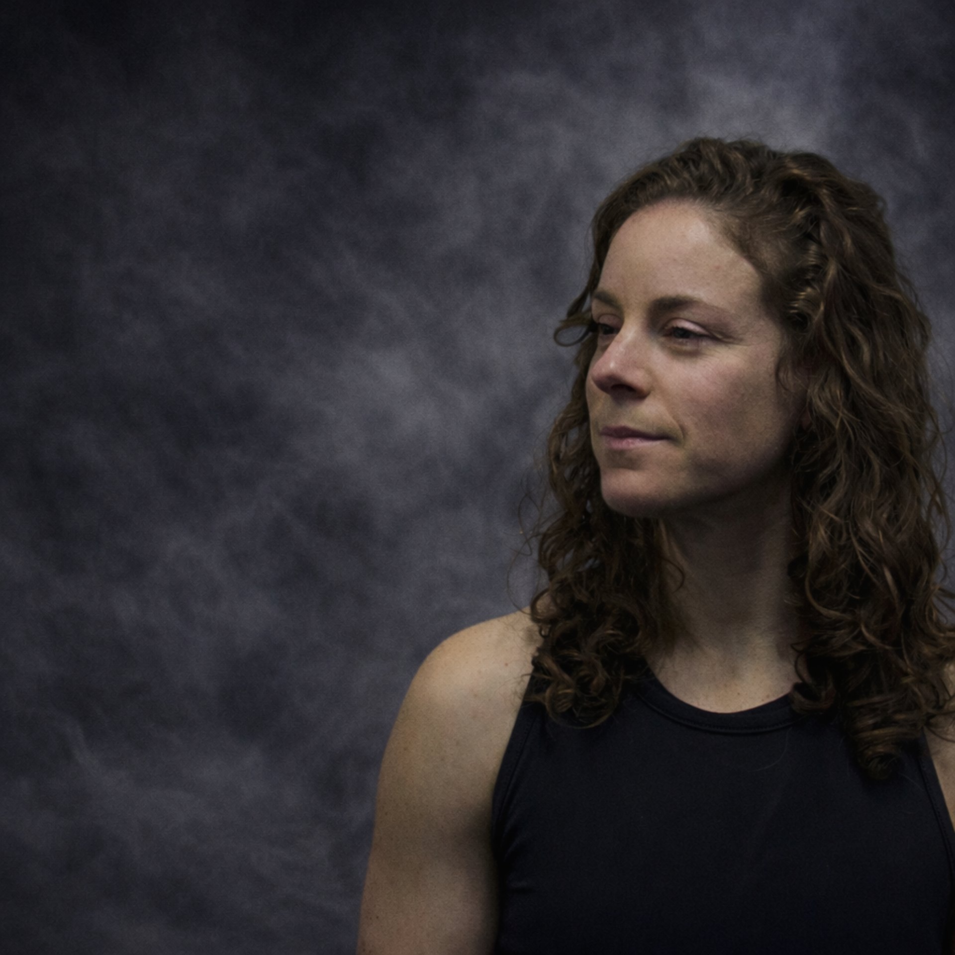 man holding black barbell