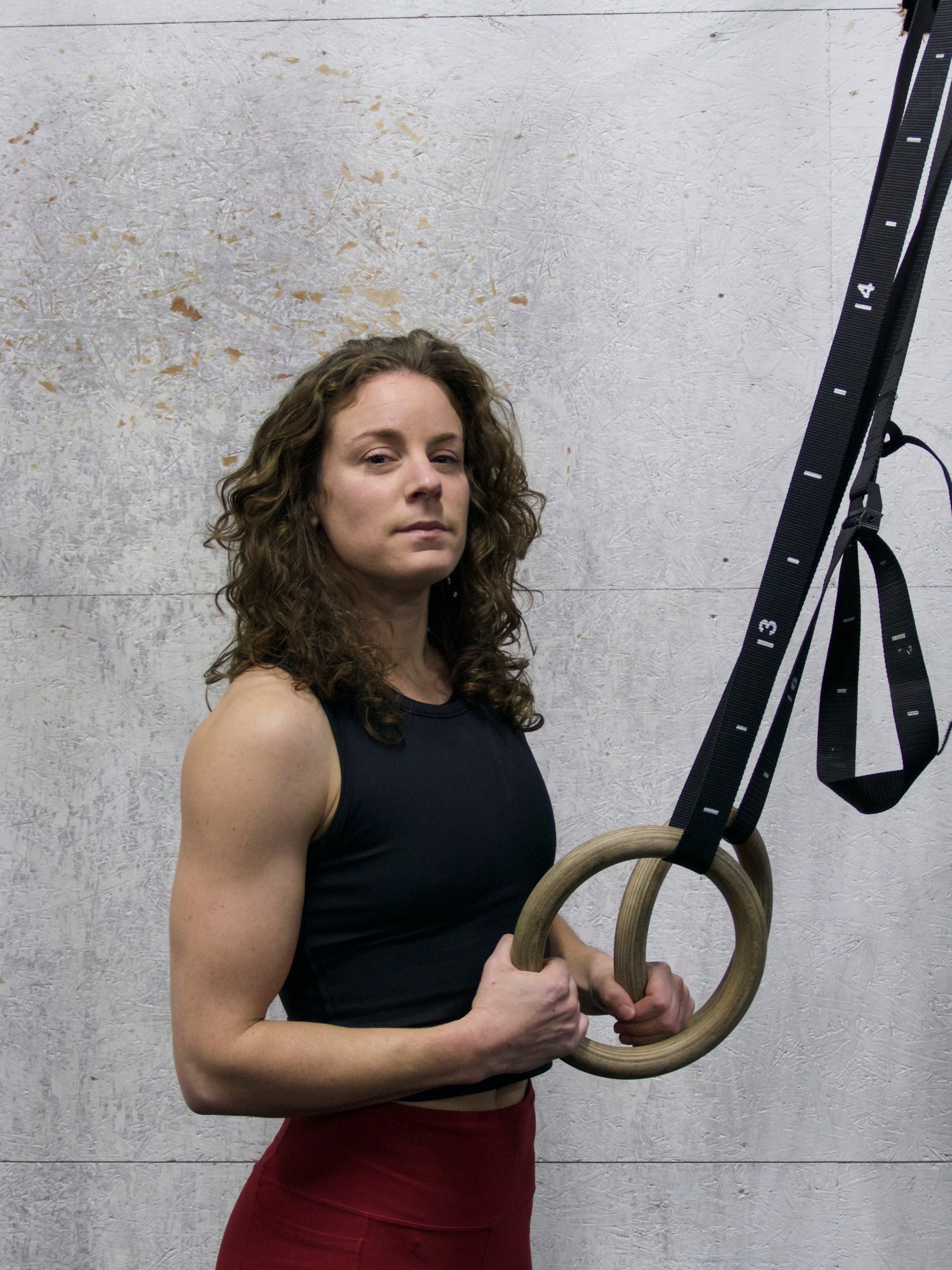 man holding black barbell