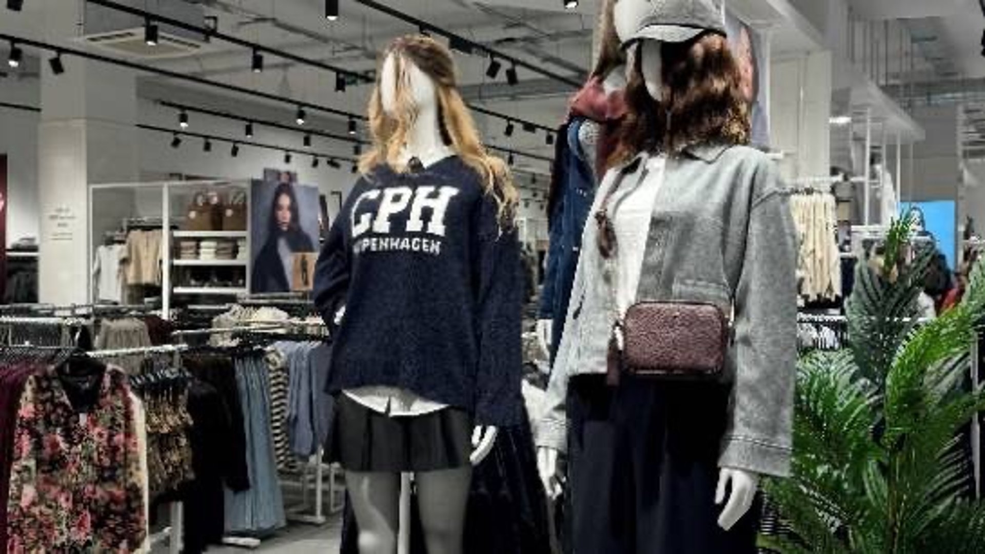 gray computer monitor