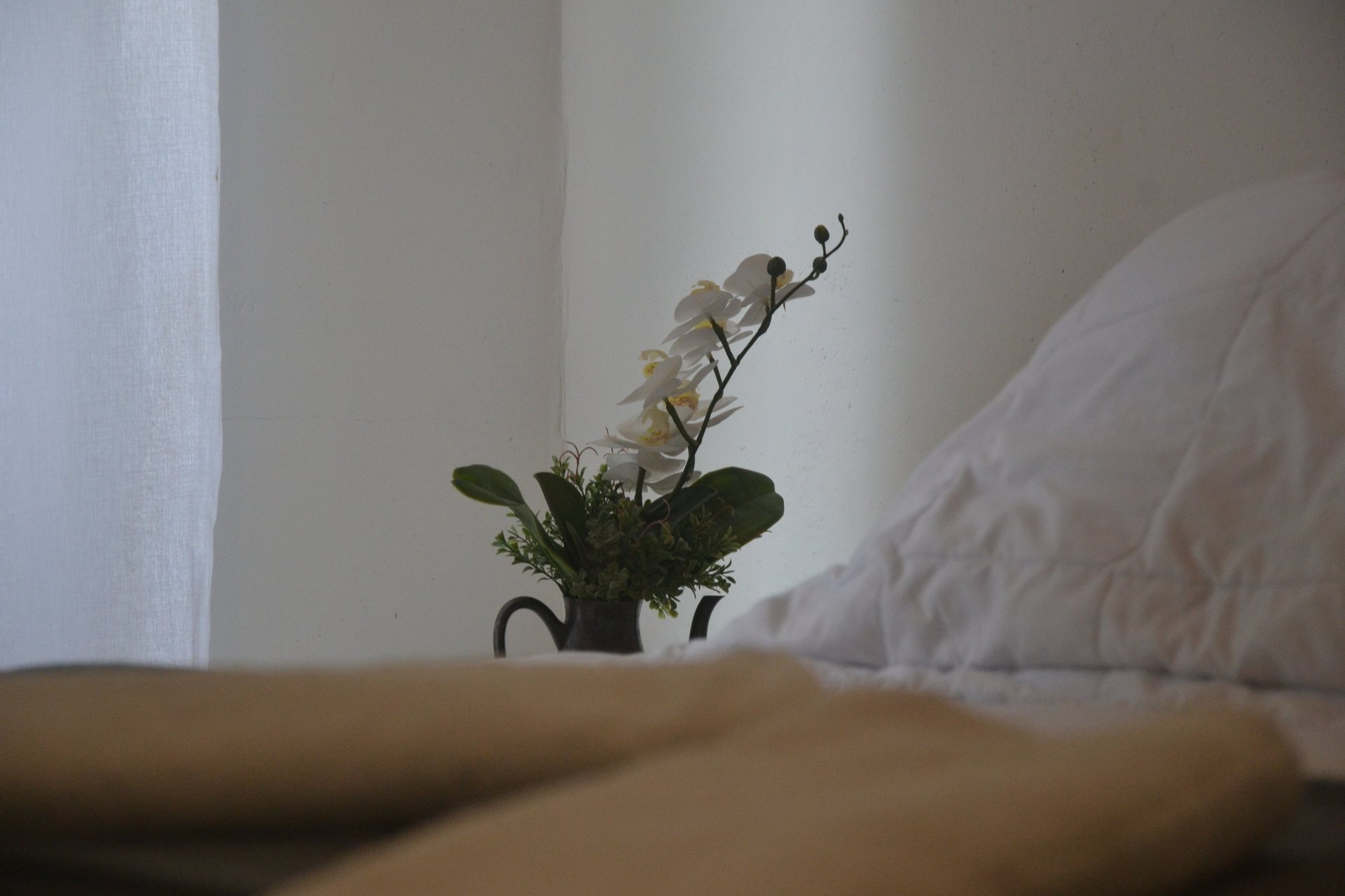 black and white bed linen