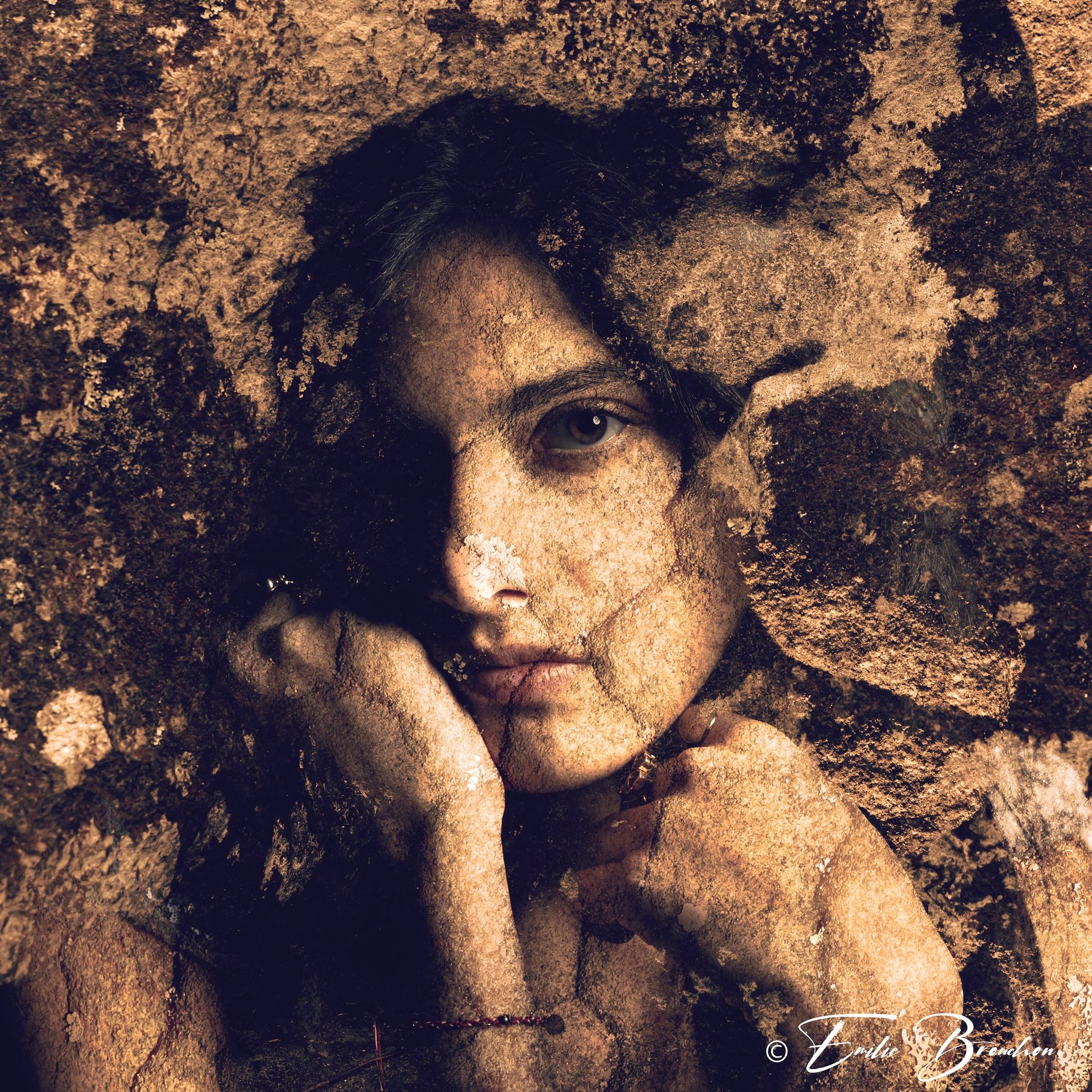 gray computer monitor