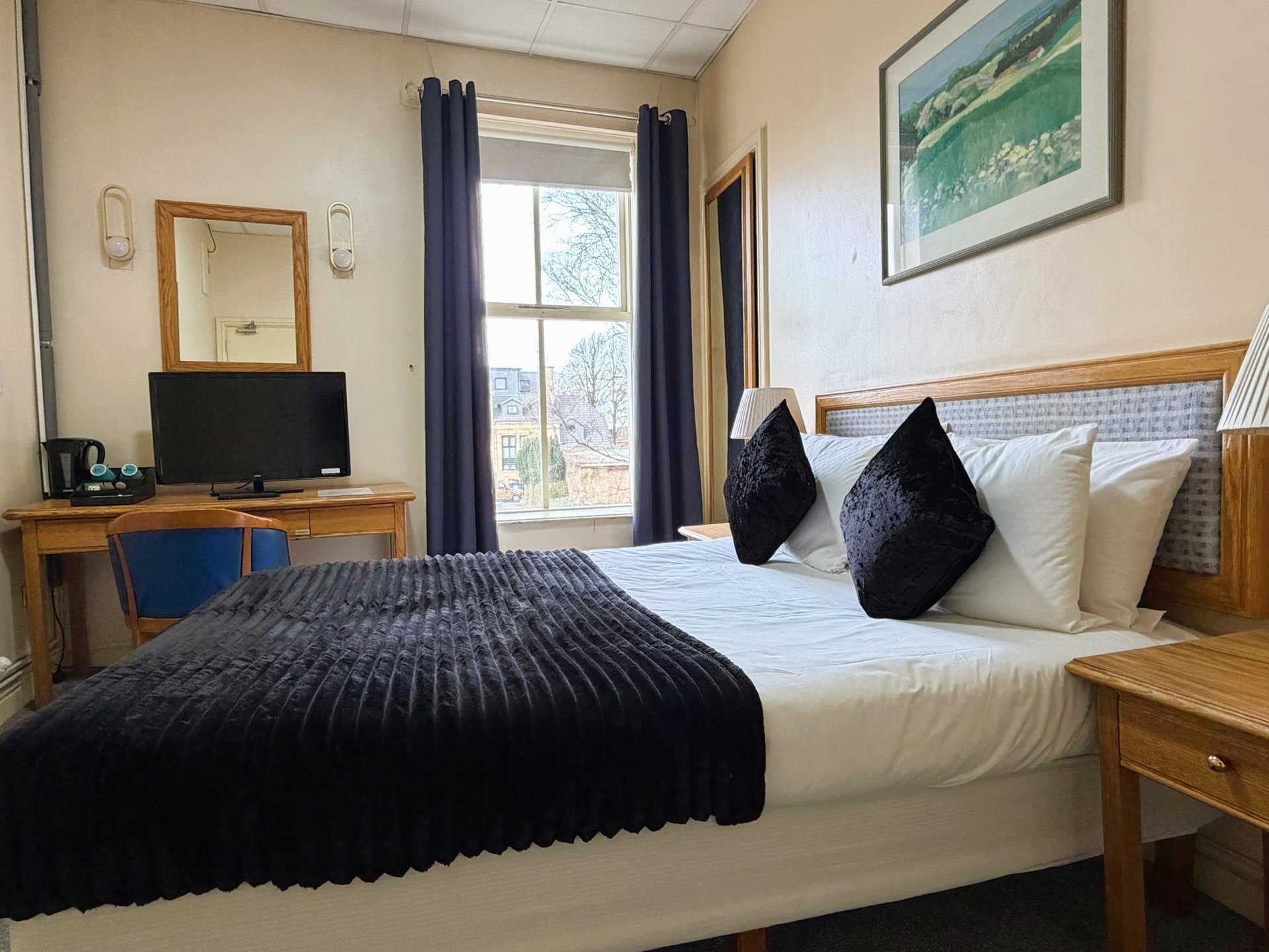 black and white bed linen