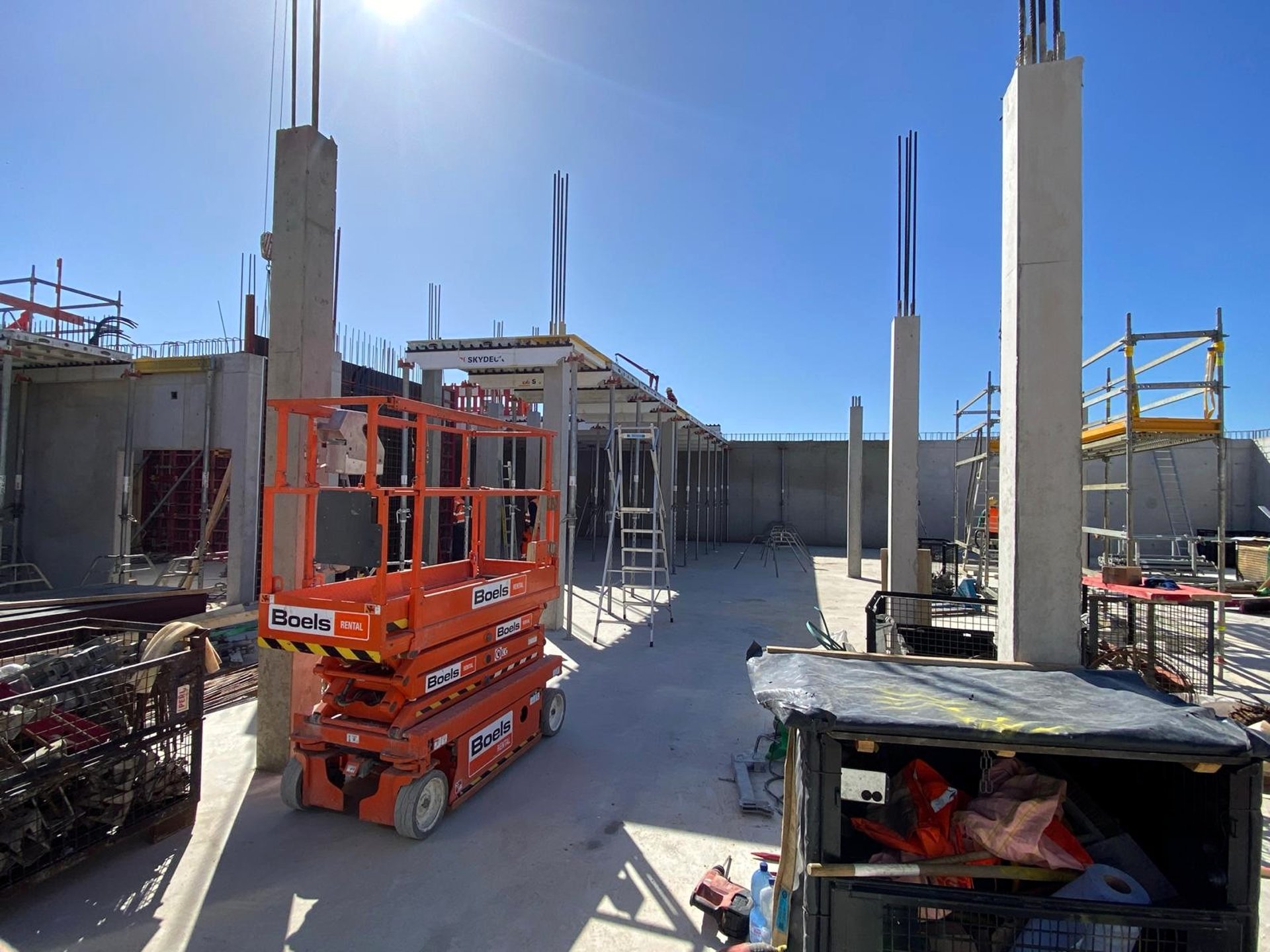 black and white bed linen
