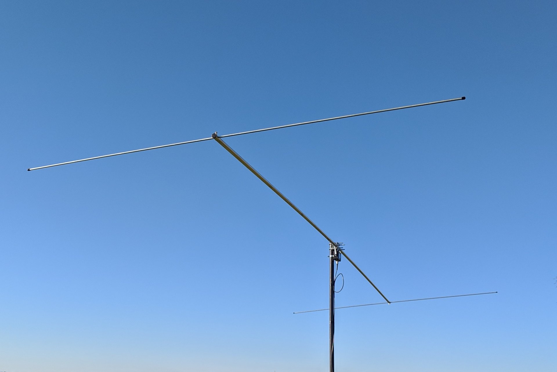 Pro Antennas Dual Beam Pro HF antennas against a clear blue sky background