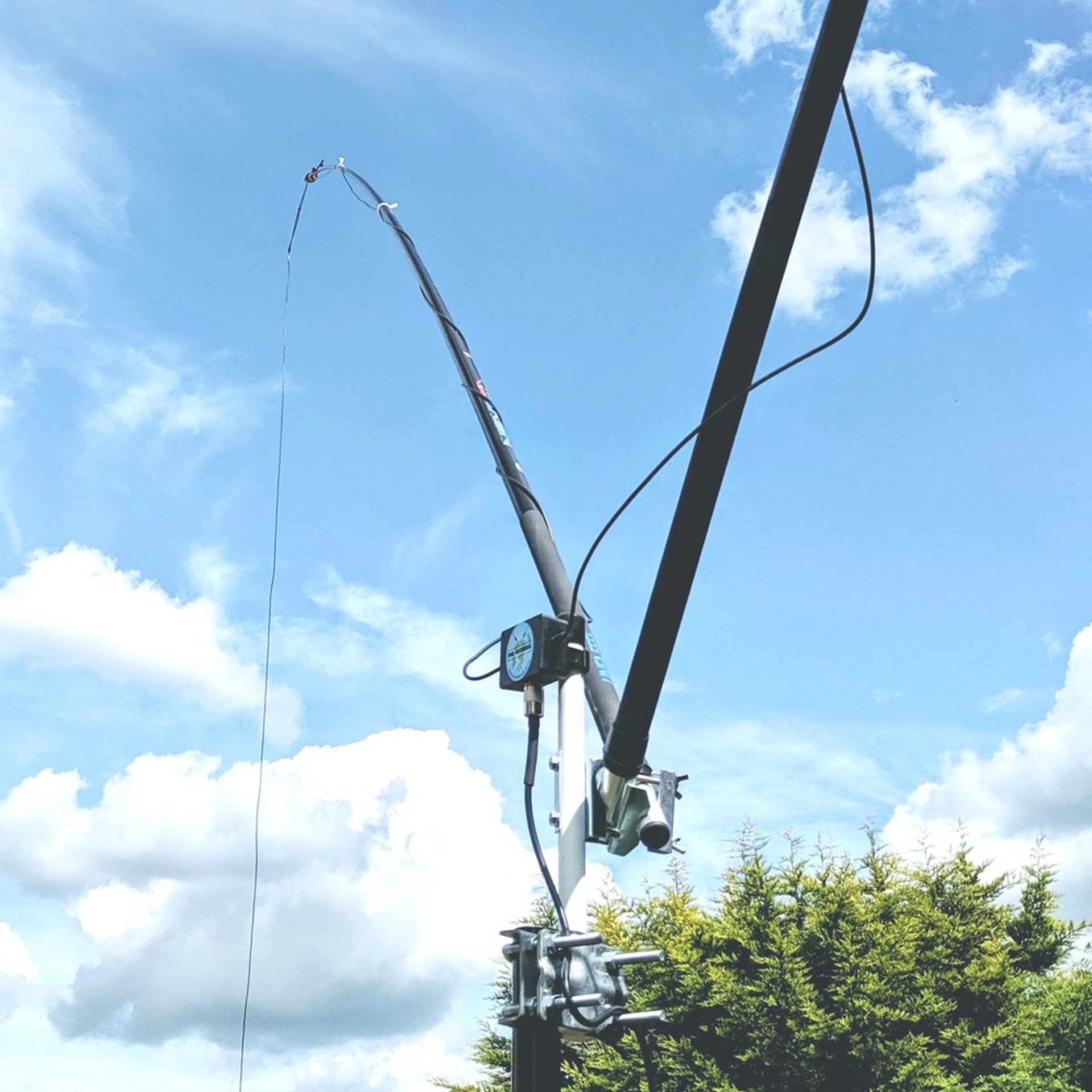 CLose up of the Pro Antennas DMV-II HF antenna set up against a blue sky